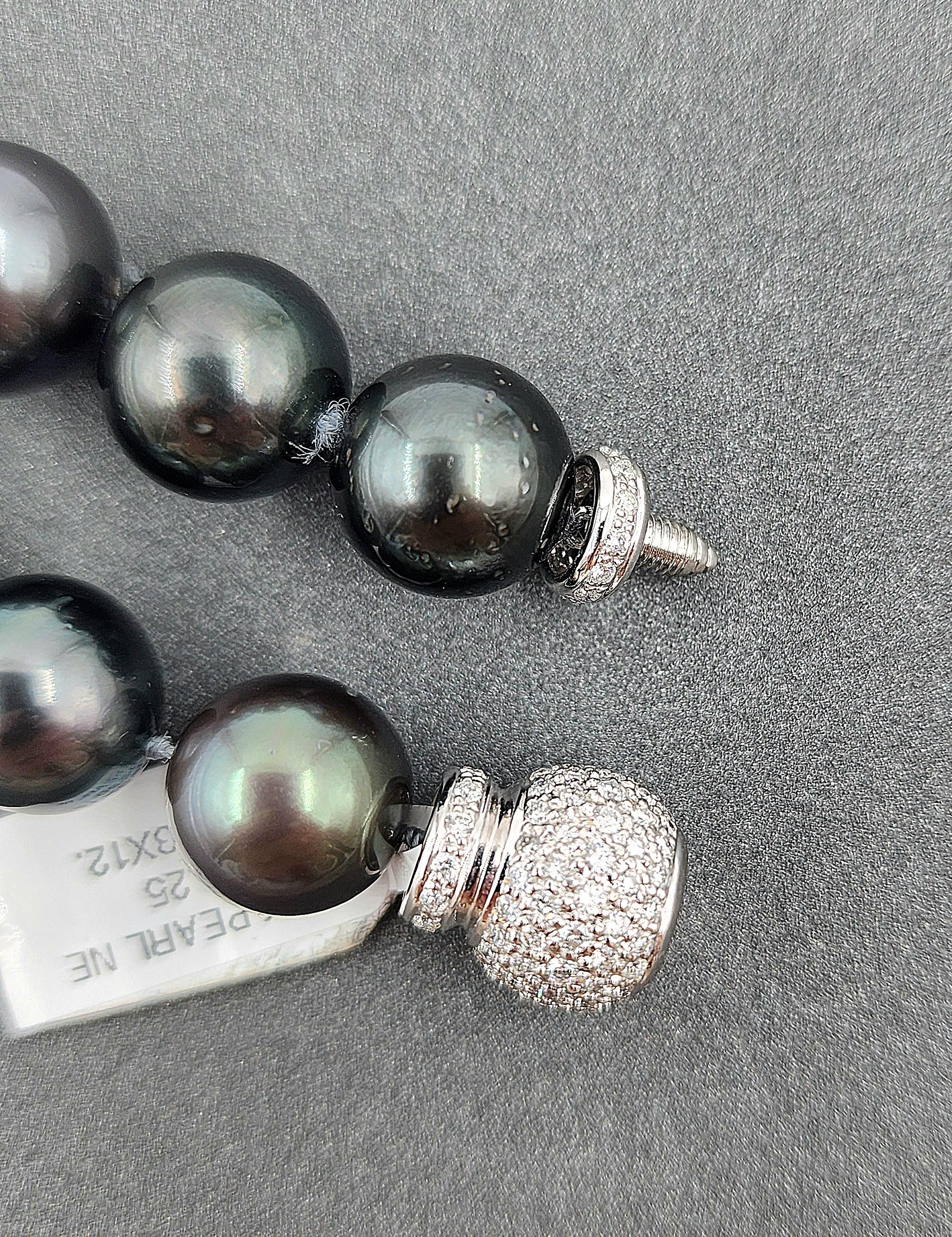 Collana con diamanti da 2,25 carati e perle nere di Tahiti Nature In condizioni Nuovo in vendita a Chicago, IL