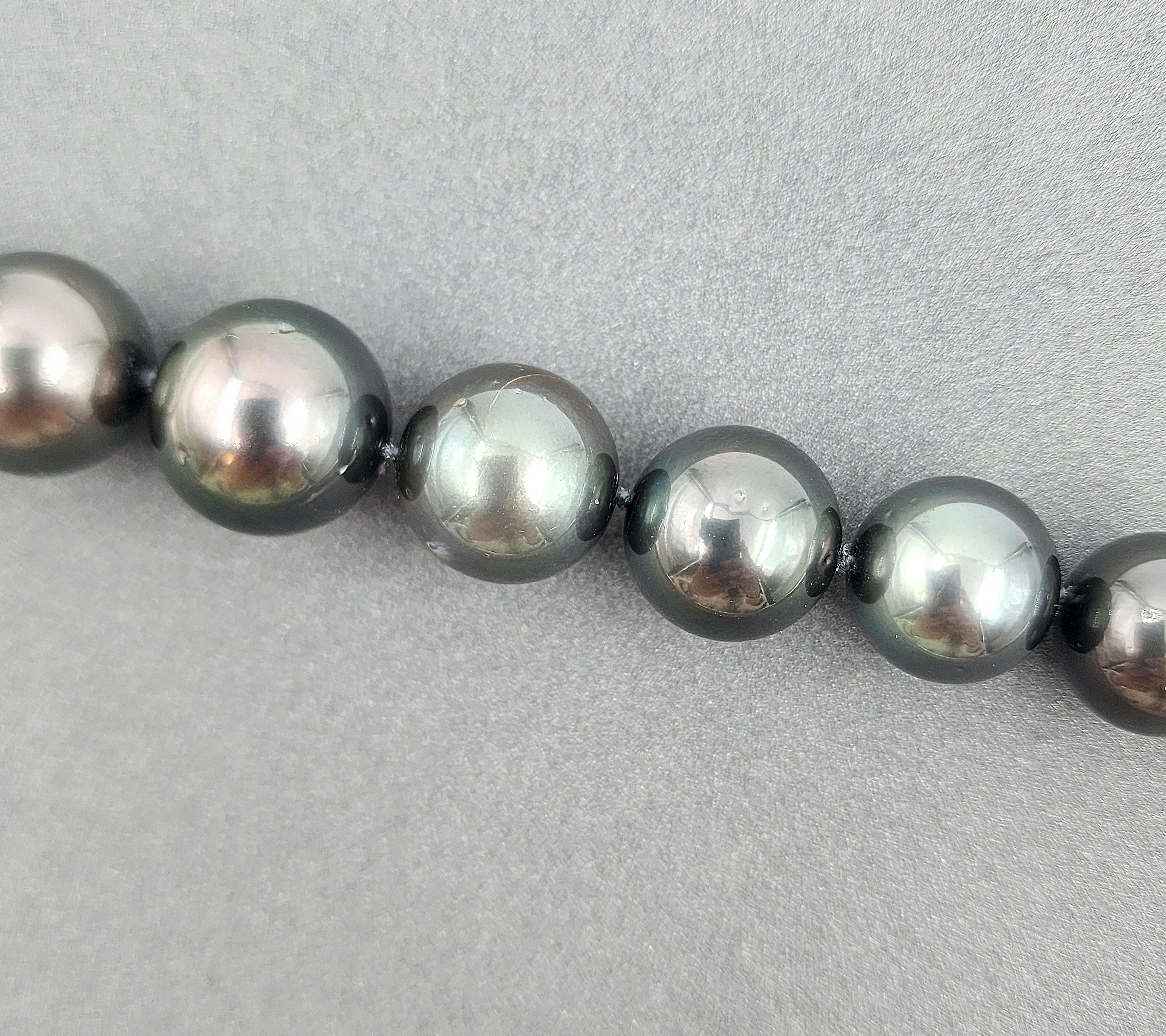 Collana con diamanti da 2,25 carati e perle nere di Tahiti Nature in vendita 2