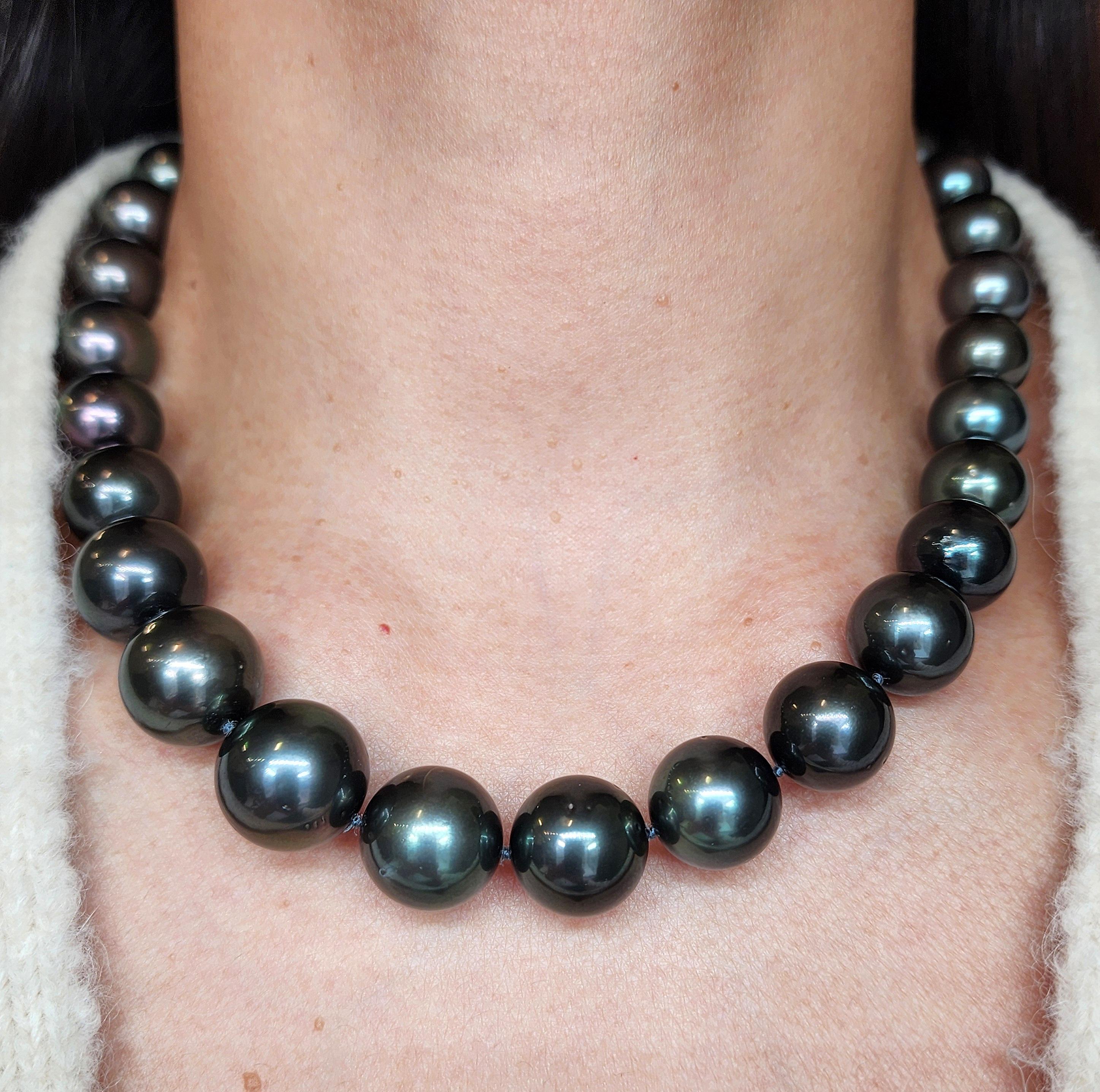 Collana con diamanti da 2,25 carati e perle nere di Tahiti Nature in vendita 3