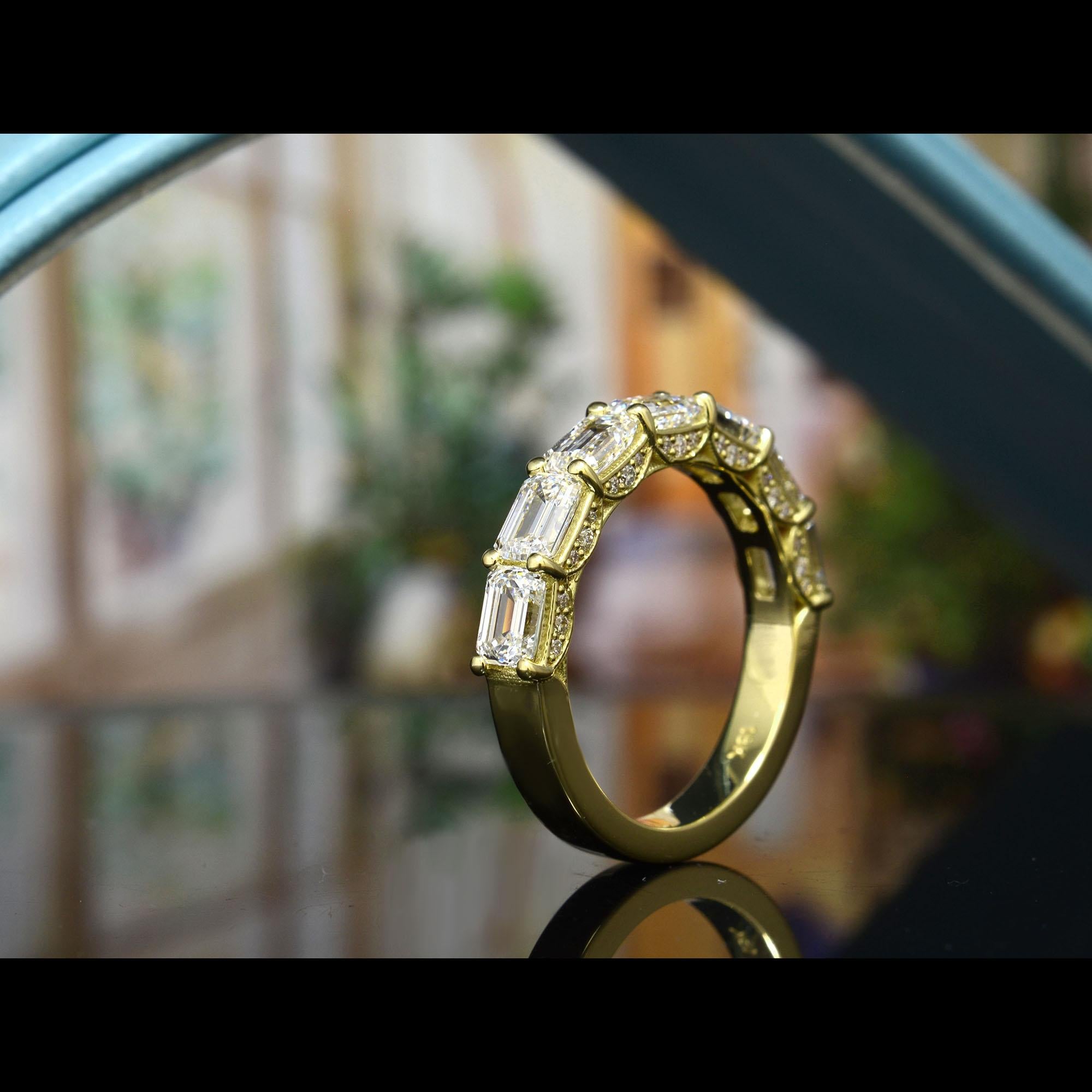 Im Angebot: 2,25 ct. Halb-Eternity-Ring mit Smaragdschliff und Pavé F-G Farbe VS1 Reinheit 14k Gold () 6