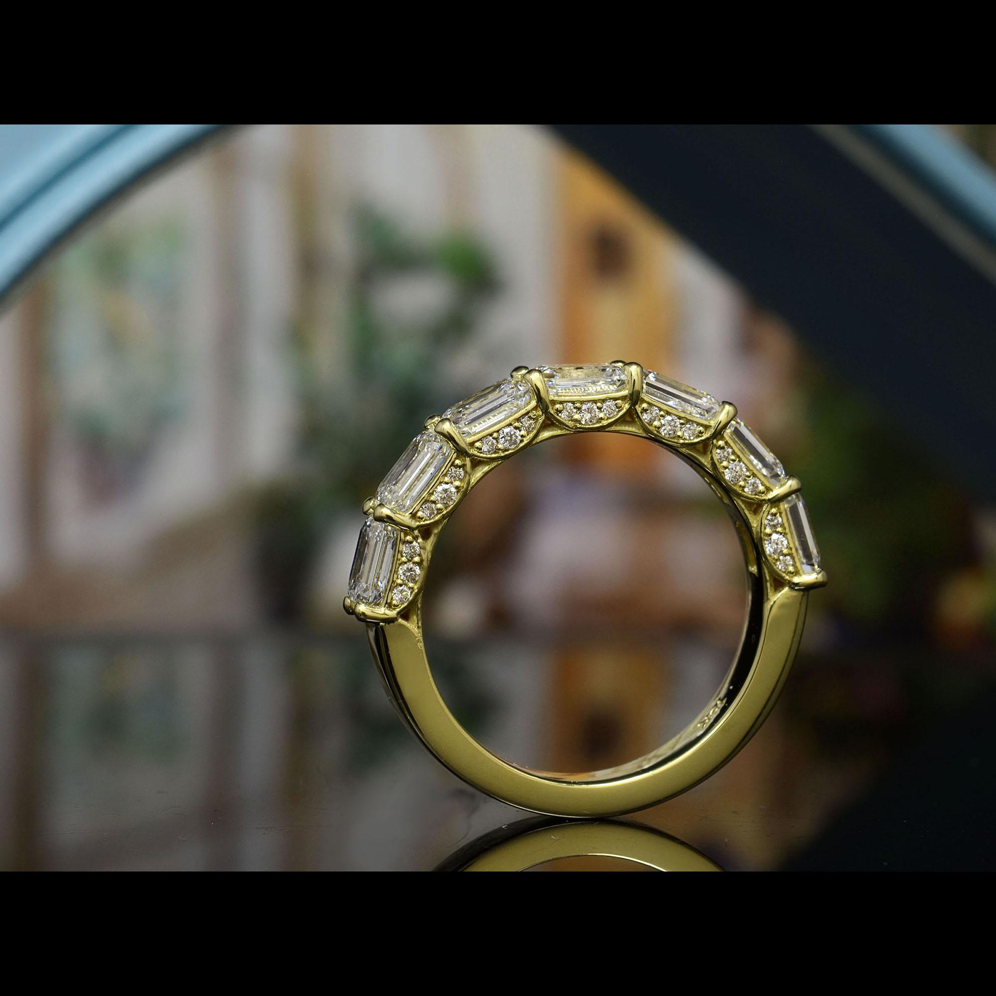 Im Angebot: 2,25 ct. Halb-Eternity-Ring mit Smaragdschliff und Pavé F-G Farbe VS1 Reinheit 14k Gold () 7