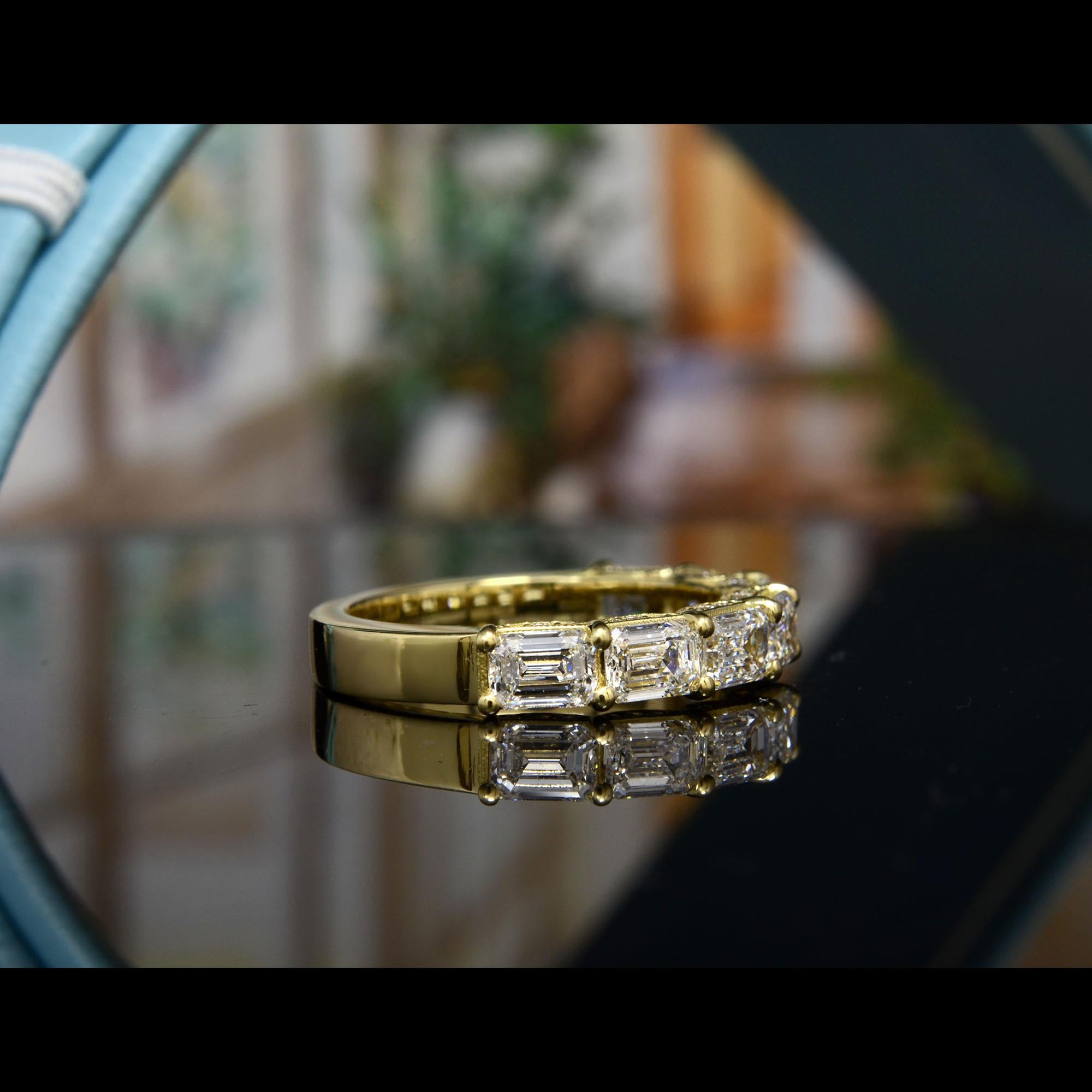 Im Angebot: 2,25 ct. Halb-Eternity-Ring mit Smaragdschliff und Pavé F-G Farbe VS1 Reinheit 18k Gold () 5