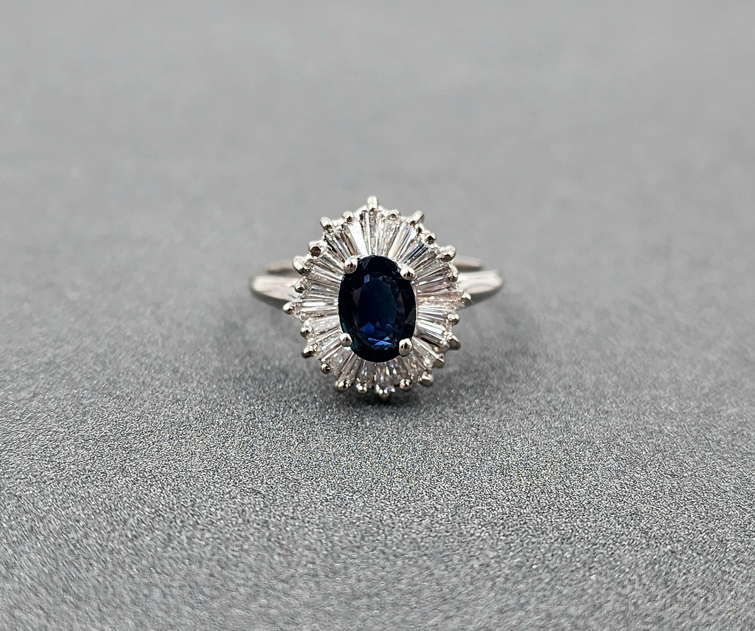 Taglio ovale Anello con zaffiro naturale e diamante da 2.25 carati in vendita