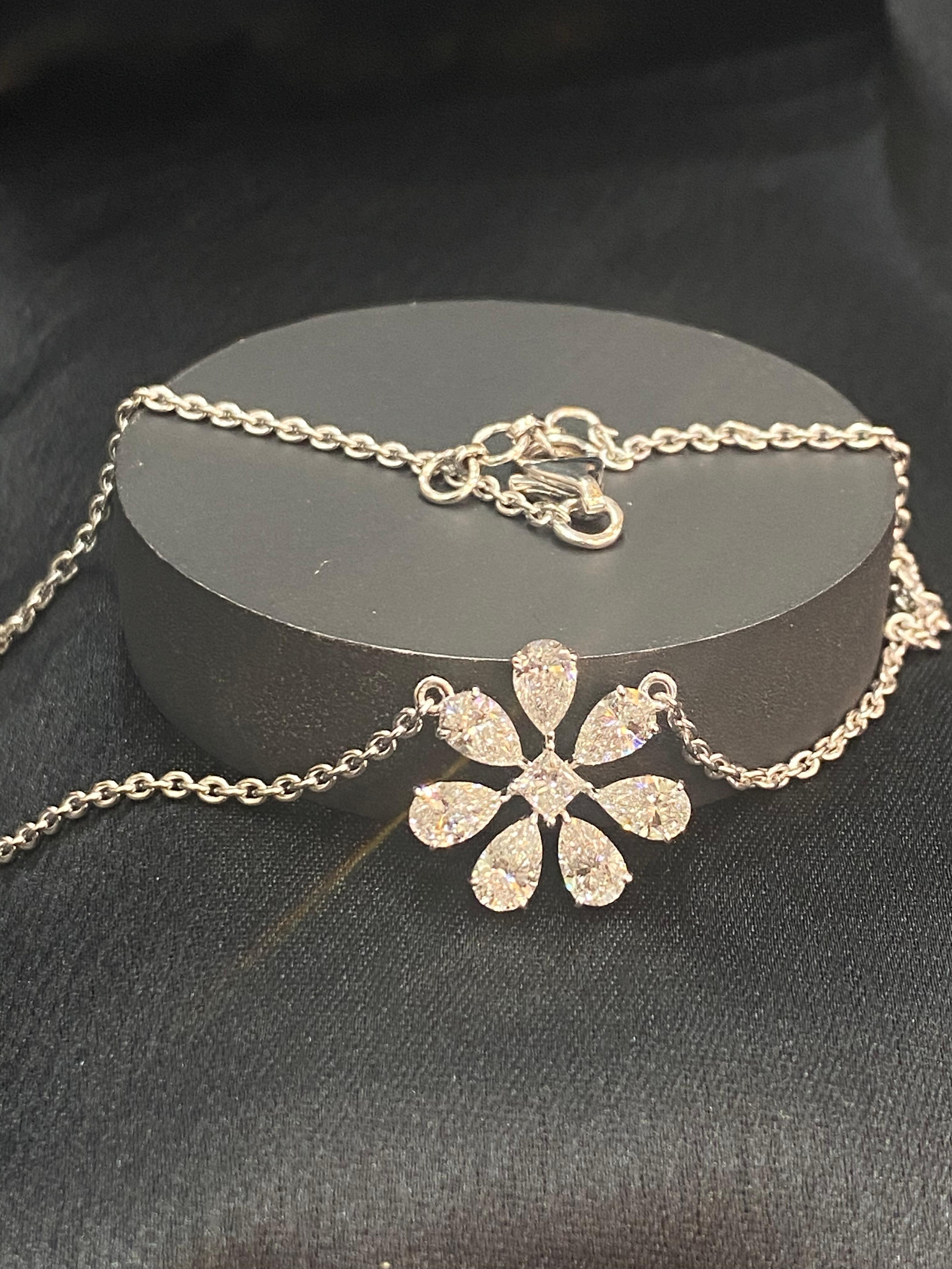Contemporaneo 2,25 carati F/VS1 Pear Princess Diamonds Flower Collana autentica in oro bianco 14K in vendita