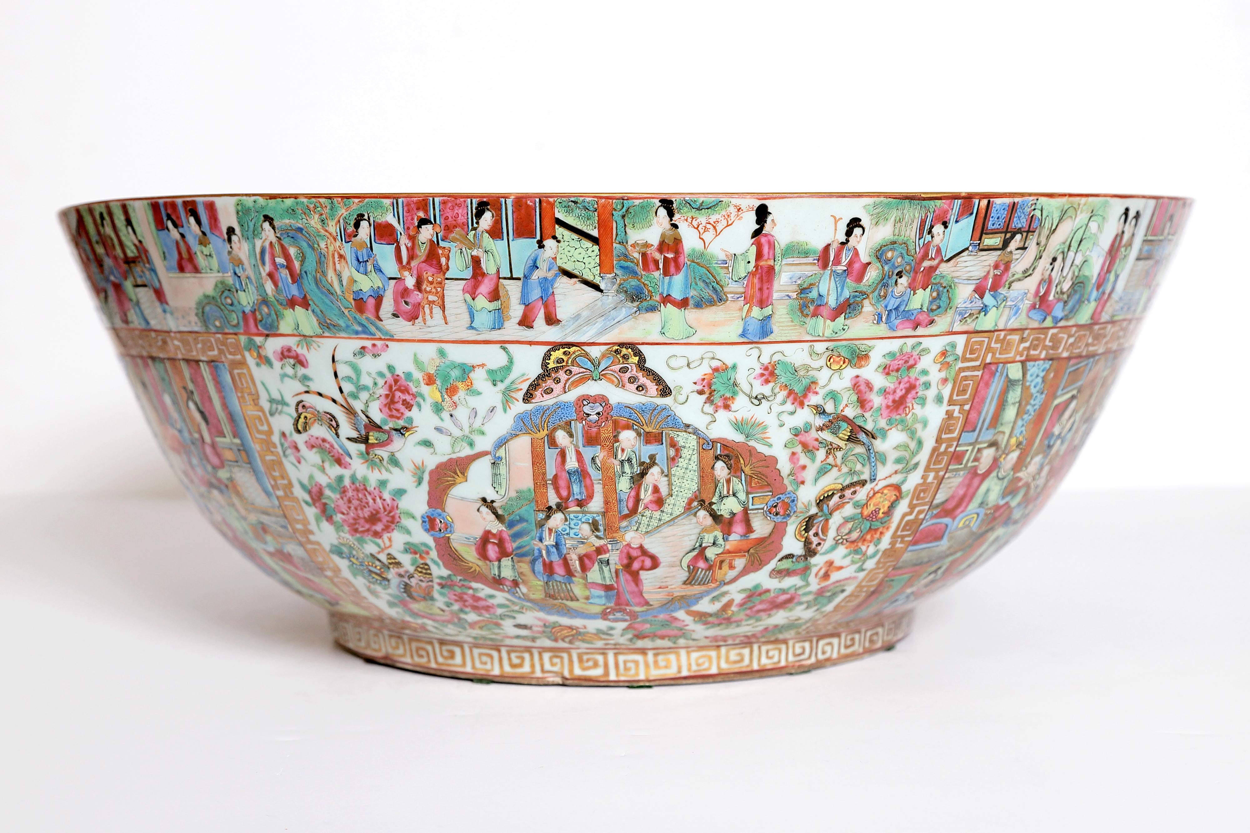 Large Scale Punch Bowl / Chinese Export Rose Medallion In Good Condition In Dallas, TX