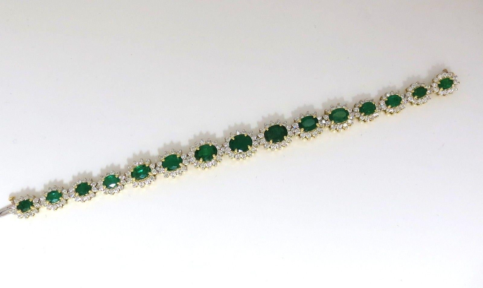 22.50 Carat Natural Emeralds Diamonds Bracelet 18 Karat G/VS Zambian Vivid en vente 5