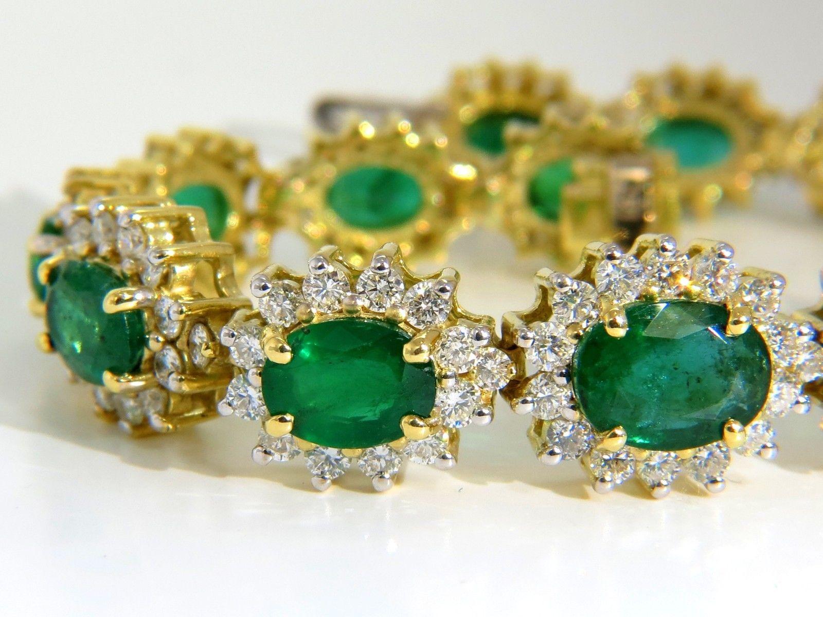 15.00ct. Bracelet halo Emerald Diamond Cluster pour dames.

Emeraudes, Naturelles & sélectionnées parmi les plus belles parcelles.

Les verts zambiens sont vifs, clairs et transparents.

Gradué de 9,1 X 6,9 mm (plus grand au centre)

à 6,1 X4,2mm (à