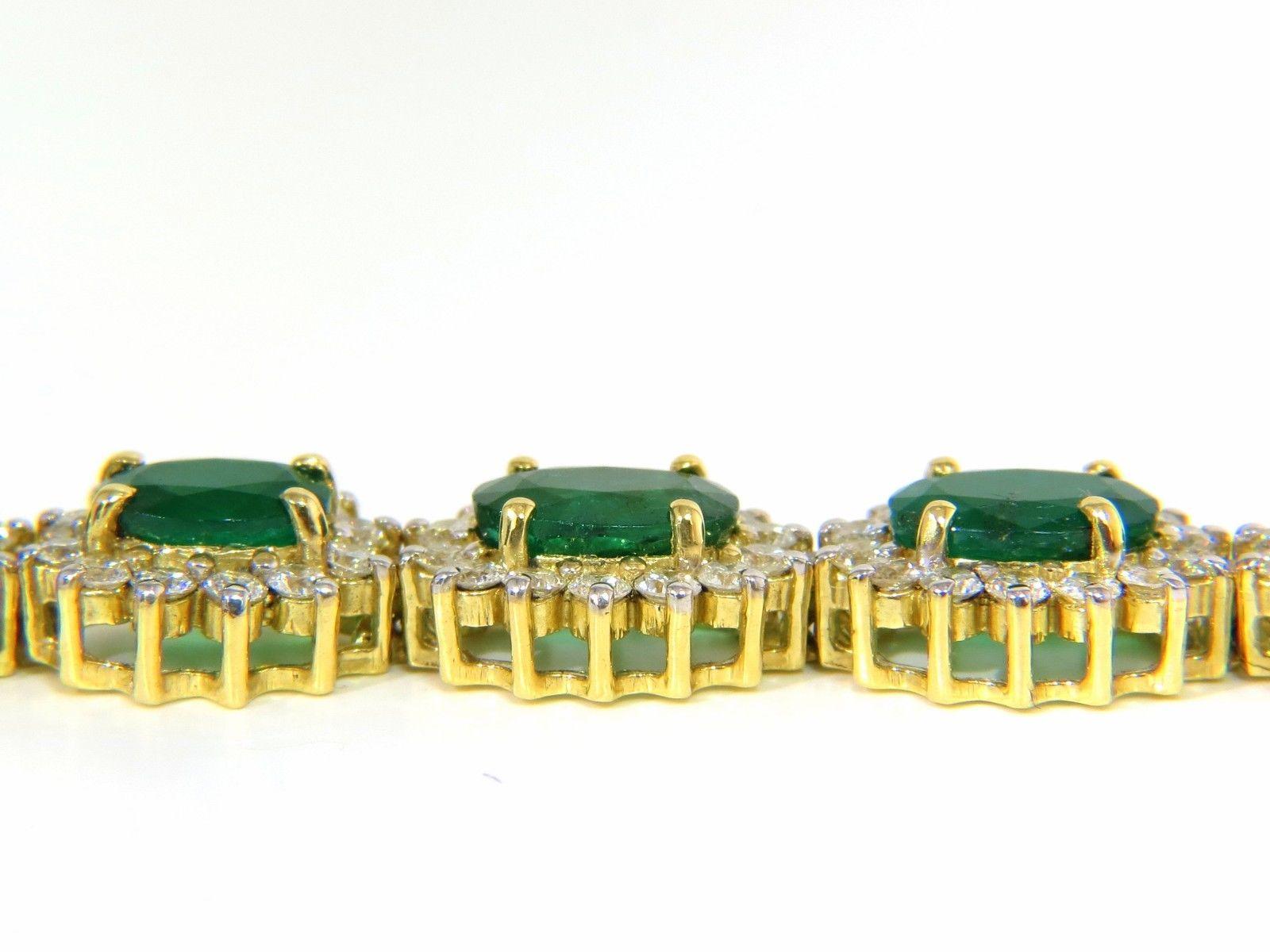 22.50 Carat Natural Emeralds Diamonds Bracelet 18 Karat G/VS Zambian Vivid For Sale 1