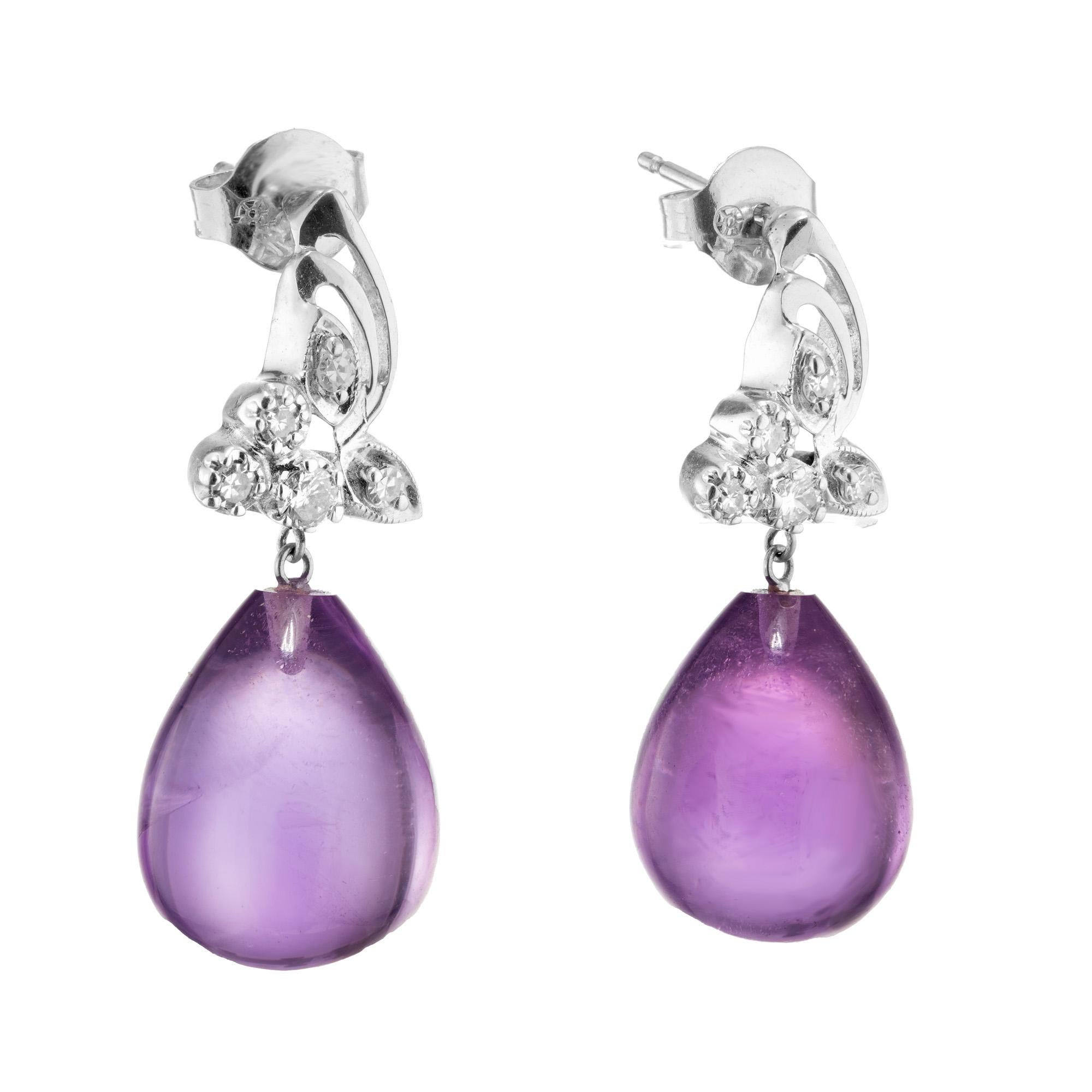 Orecchini a goccia con ametista e diamanti. 2 ametiste naturali di colore viola medio e traslucide a forma di lacrima con un peso totale di 22,50 carati. Ogni gemma penzola da un penzolo superiore in oro bianco 14k ornato da 5 diamanti rotondi a