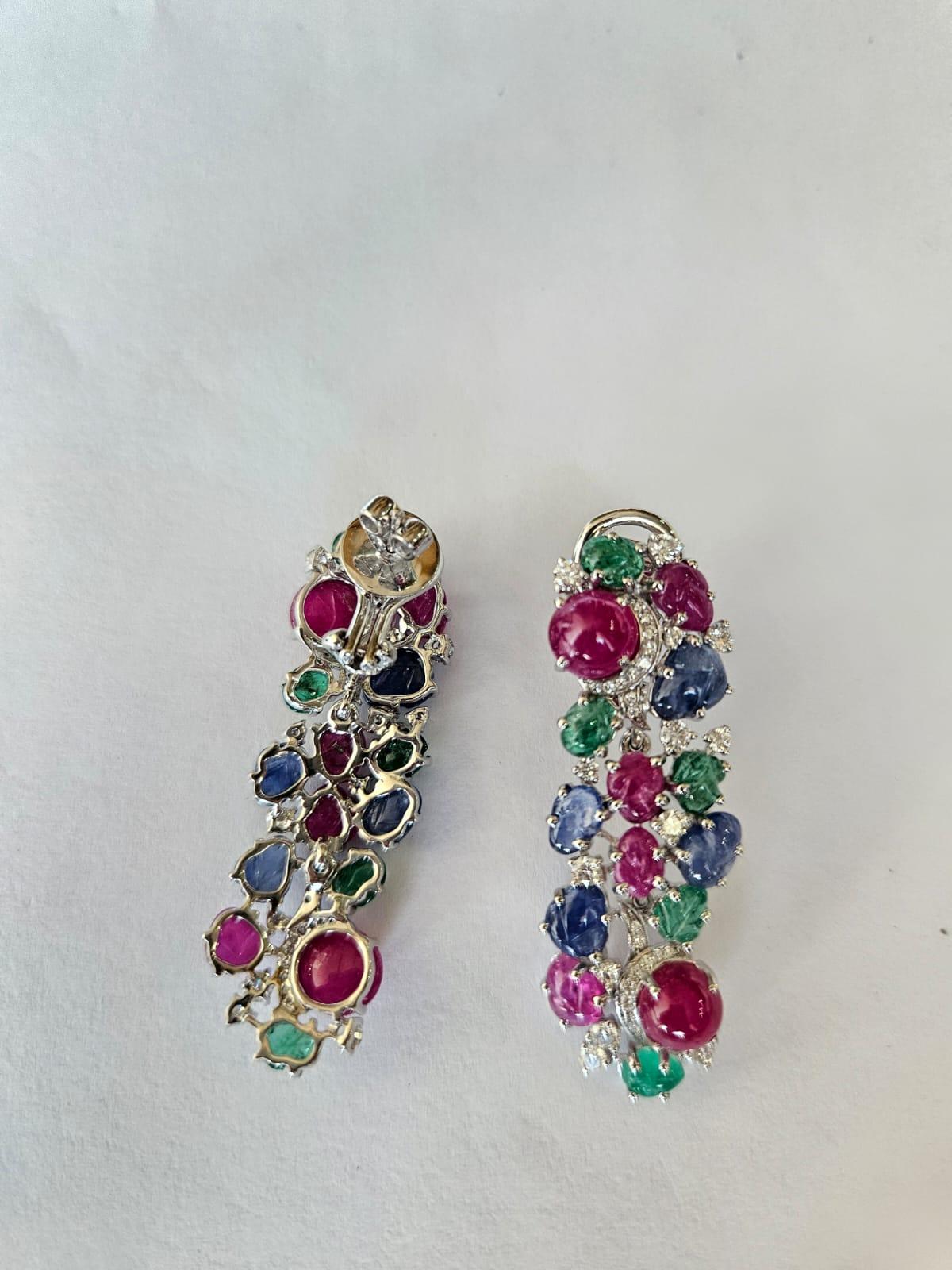 Pendientes araña de zafiro azul, esmeralda, rubí y diamantes tallados de 22,50 quilates Moderno en venta