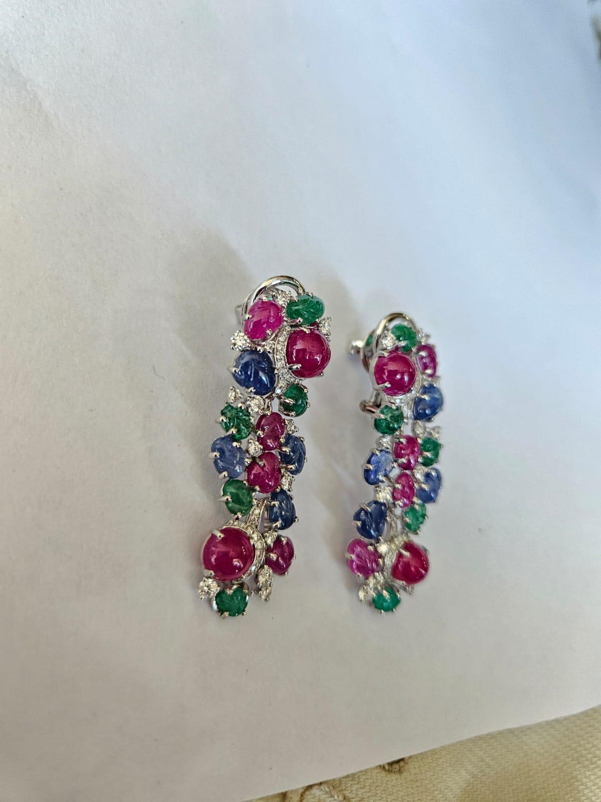 Pendientes araña de zafiro azul, esmeralda, rubí y diamantes tallados de 22,50 quilates Cabujón en venta