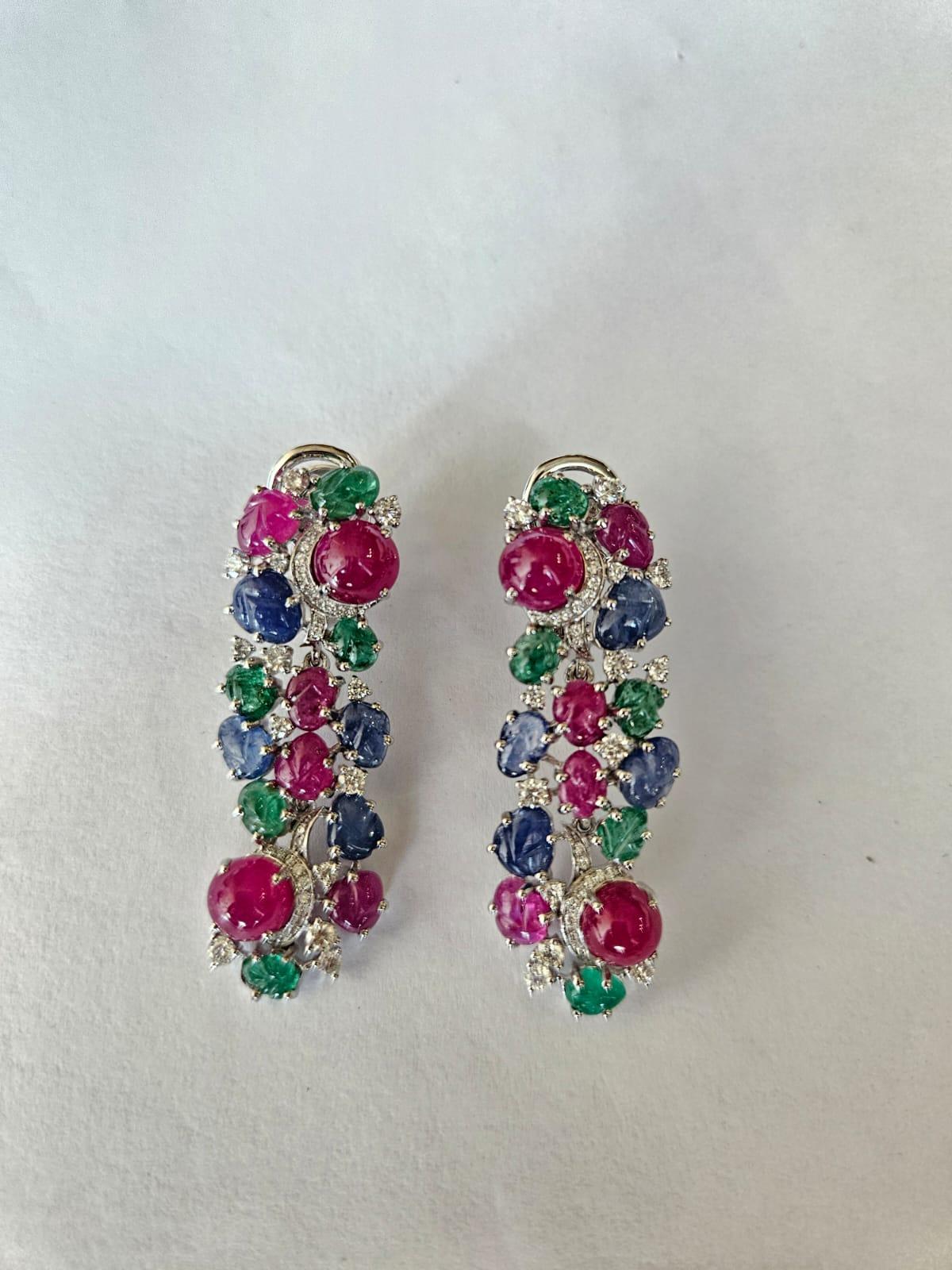 Pendientes araña de zafiro azul, esmeralda, rubí y diamantes tallados de 22,50 quilates en Nuevo estado para la venta en Hong Kong, HK