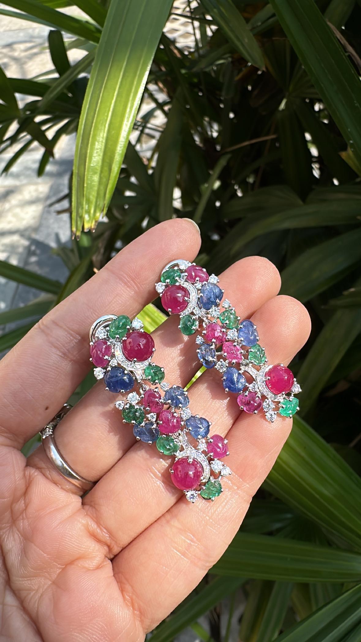 Pendientes araña de zafiro azul, esmeralda, rubí y diamantes tallados de 22,50 quilates en venta 1
