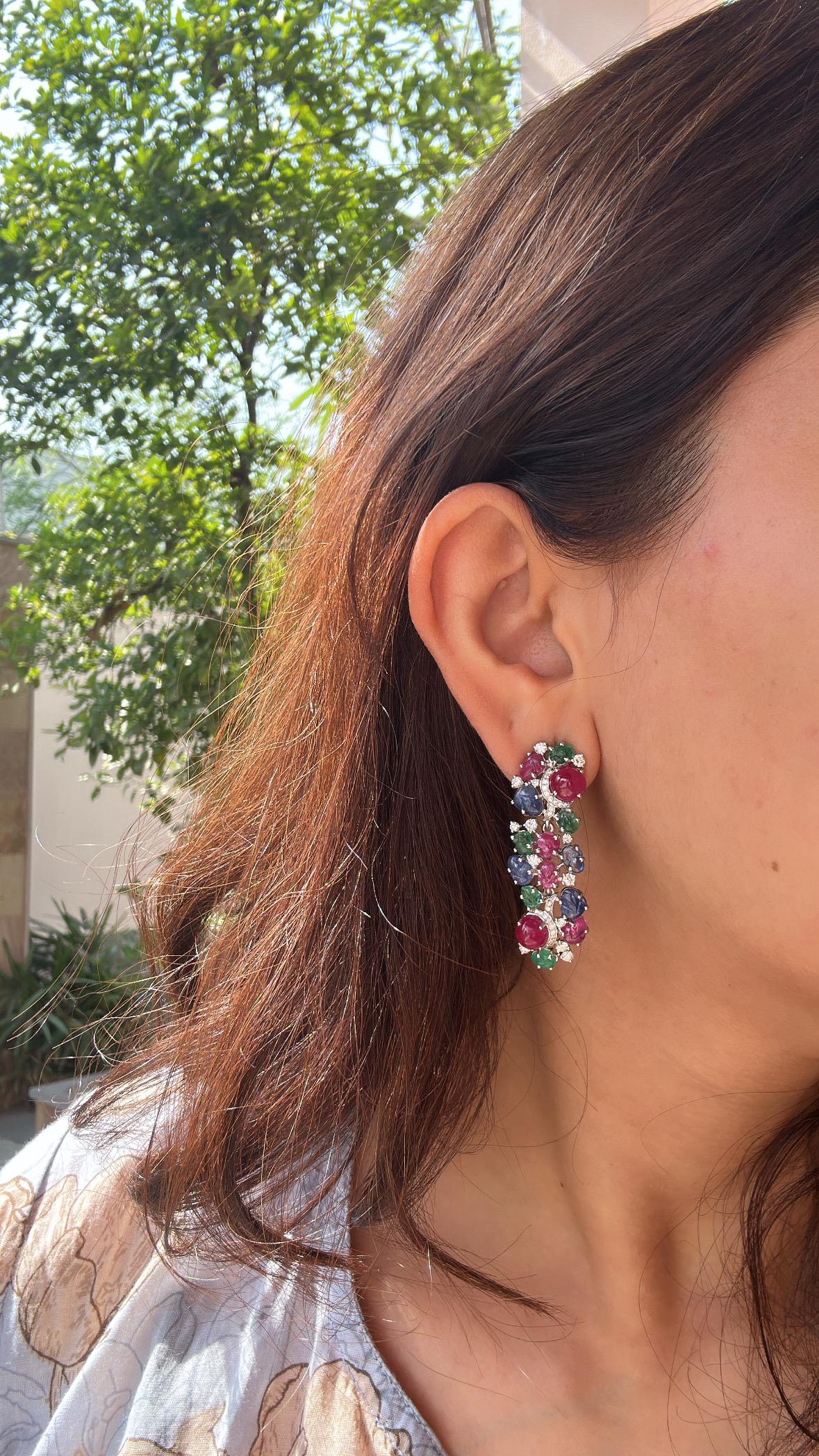 Pendientes araña de zafiro azul, esmeralda, rubí y diamantes tallados de 22,50 quilates en venta 3