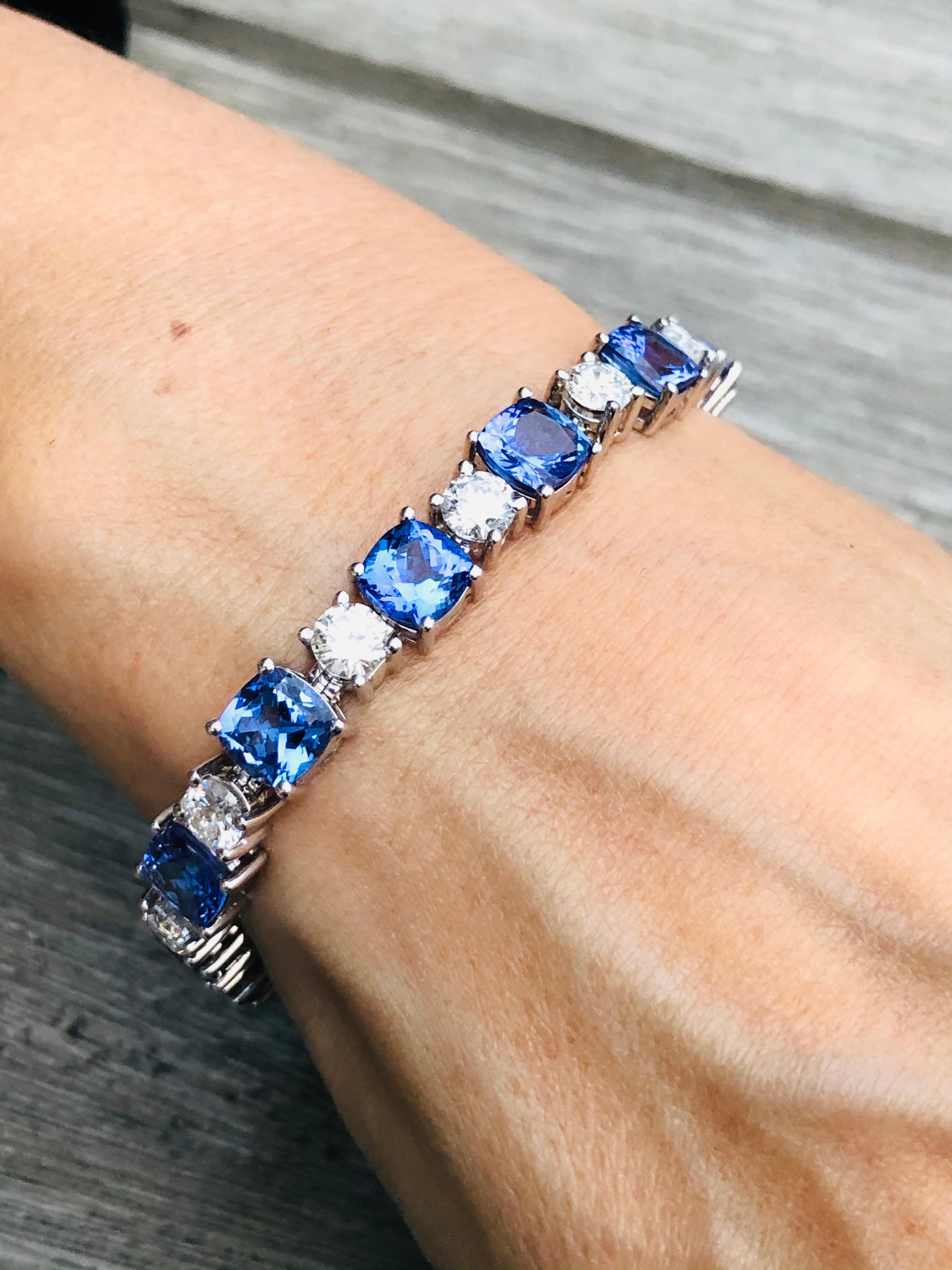22.50 Karat Tansanit und 5::75 Karat Diamant High-End-Armband aus 18 Karat Gold im Zustand „Neu“ in Miami, FL