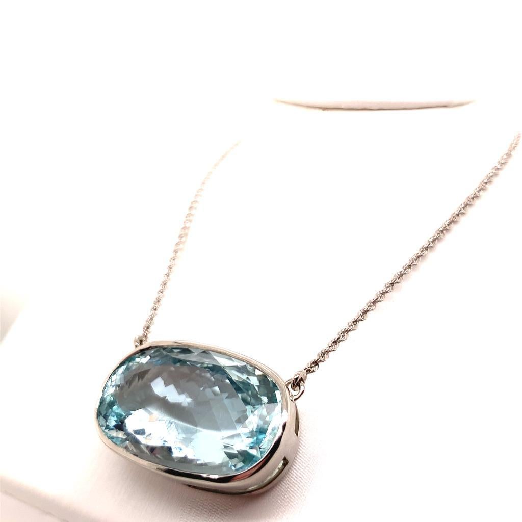 22.51 Carat Oblong Cushion Cut Aquamarine Necklace in Platinum In New Condition For Sale In London, GB