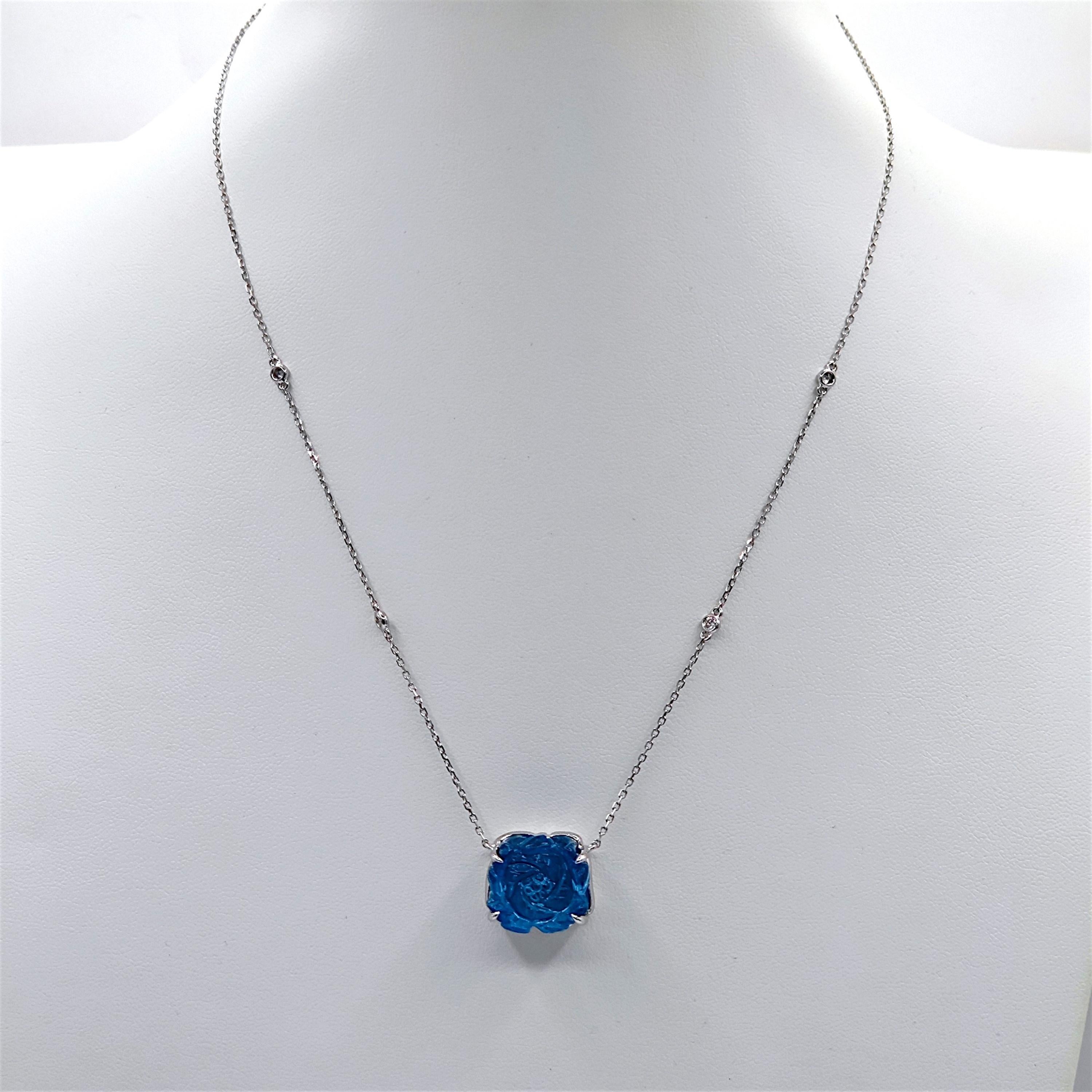 1 gemma di acquamarina: 22,41 carati
4 diamanti tondi bianchi: 0,14 Carati
Metallo: Oro bianco 18 carati, 7,60 grammi
