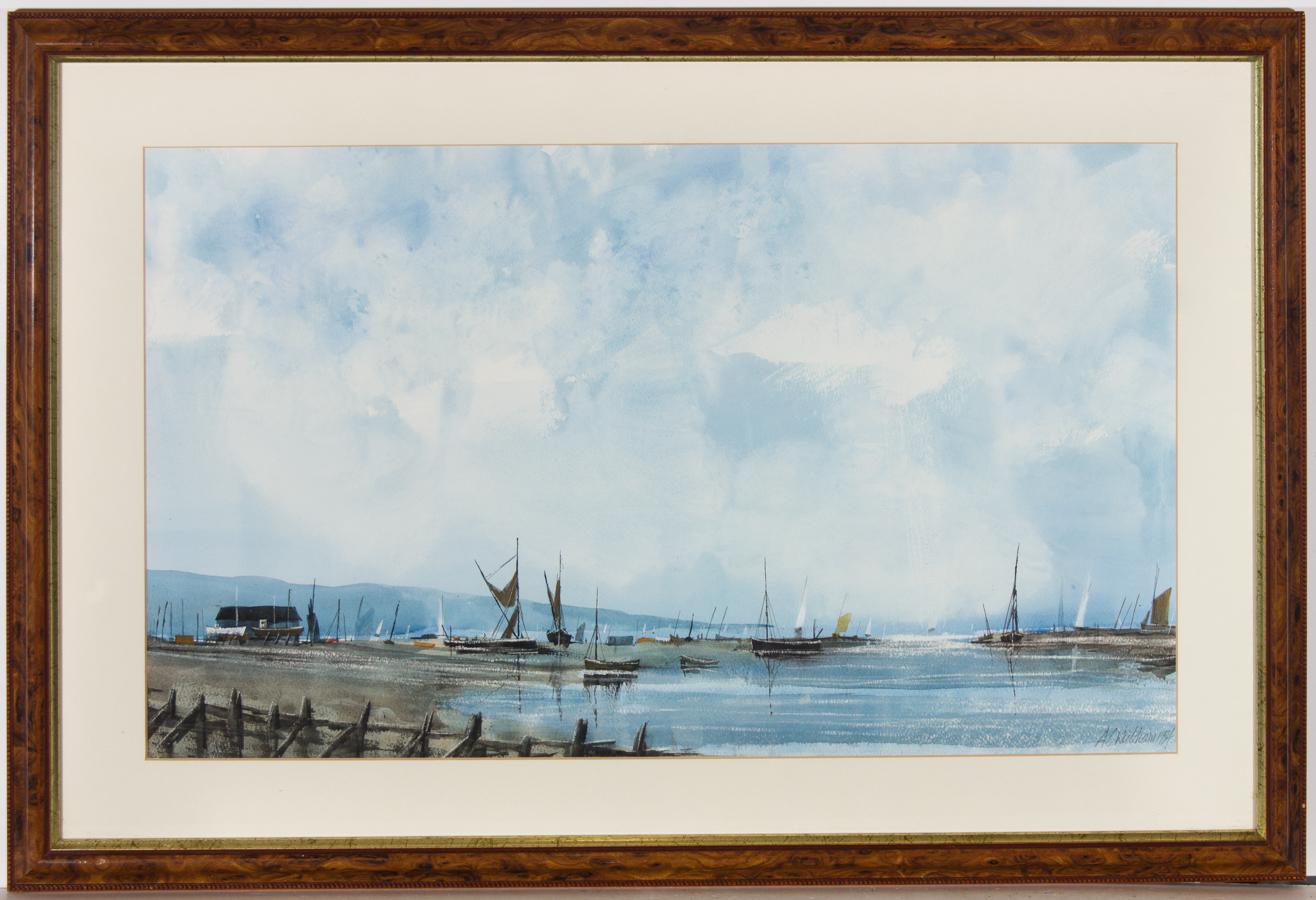 Une charmante scène de port côtier par l'artiste Alan Wickham, basé à Brighton. Avec des lavis d'aquarelle délicate et l'utilisation expressive de sgraffites pour capturer les eaux ondulantes du port. Merveilleusement présenté dans un cadre en
