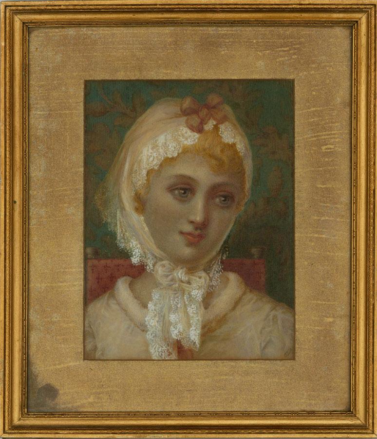 Ein schönes Porträt einer jungen Frau mit blondem Haar. Sie ist mit einer zarten Spitzenmütze abgebildet, die mit einer hübschen Schleife gebunden ist. Die Künstlerin hat das Spitzenmaterial durch einen Hauch von Körperfarbe hervorgehoben. Gut