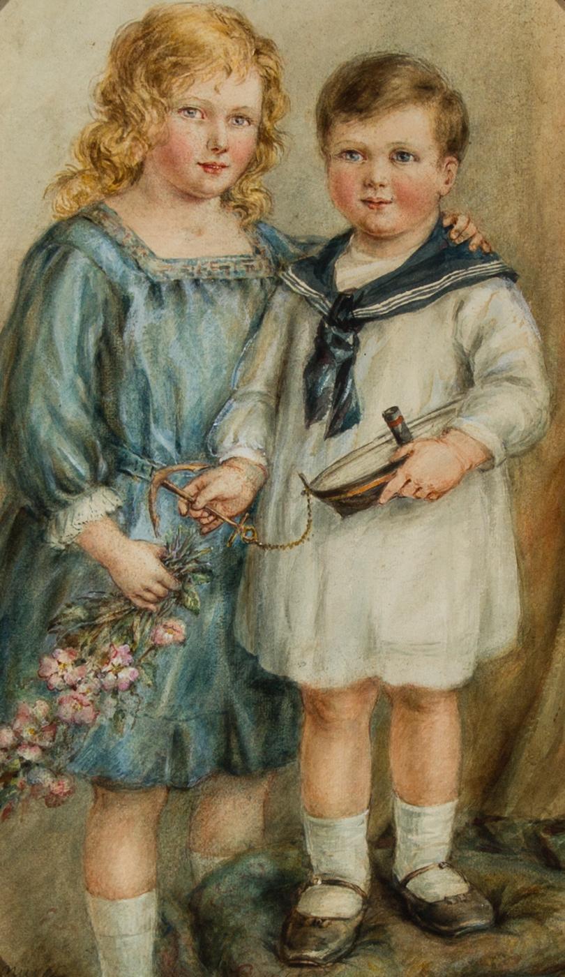 Ein sehr schönes Aquarell aus dem frühen 20. Jahrhundert, das zwei kleine Kinder zeigt. Beide sind hübsch gekleidet, das junge Mädchen in einem hübschen blauen Kleid und ihr Bruder in einem Matrosenanzug. Der Künstler hat das Paar wunderbar