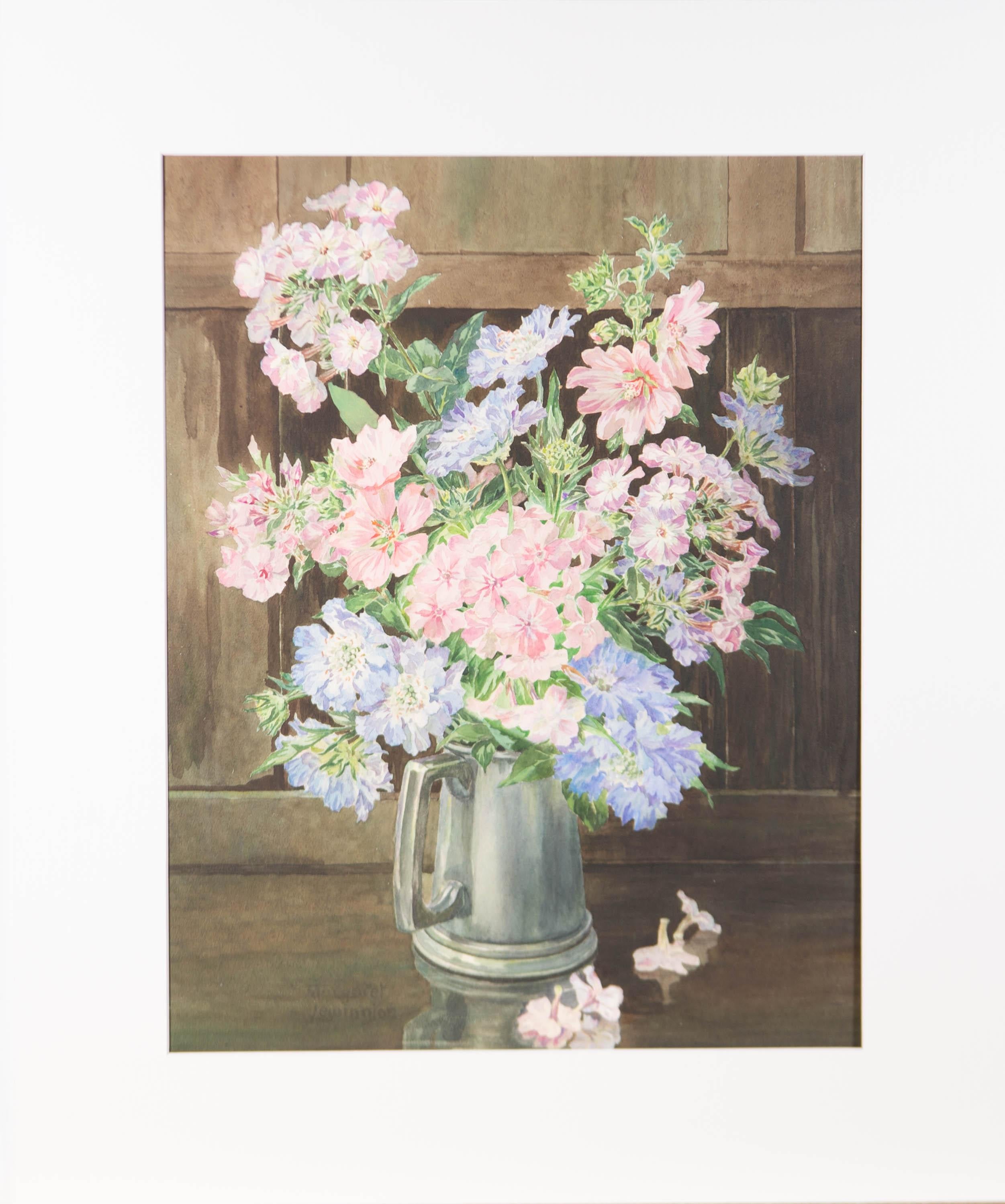 Ein wunderschönes Aquarell, das ein Arrangement von Wildblumen in einem Metallkrug zeigt.

Ein Metallkrug enthält eine Vielzahl von babyblauen und pastellrosa Wildblumen, die wunderschön wirken. Das Kunstwerk ist außerordentlich detailliert