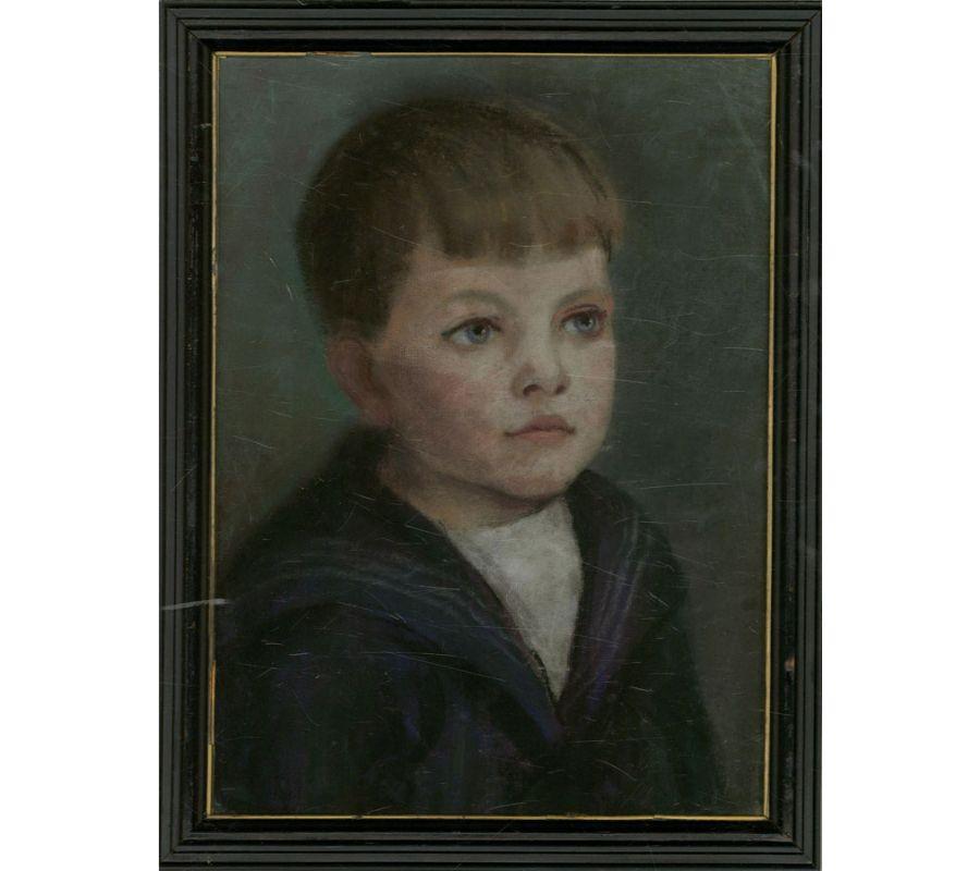 Ein zartes Pastellporträt eines kleinen Jungen im Matrosenanzug, der im späten 19. und frühen 20. Präsentiert in einem schwarzen Rahmen mit vergoldeten Details. Nicht signiert. Auf gelegt.