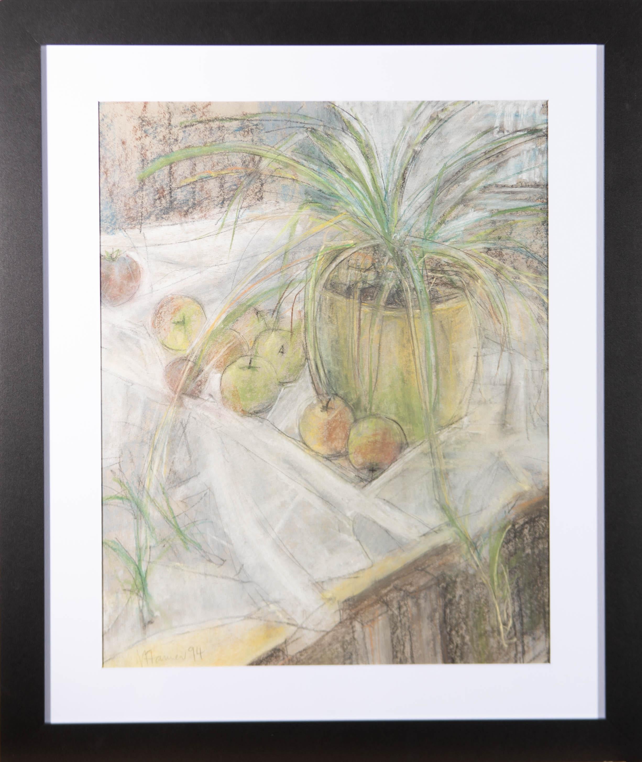 Eine schöne Pastellzeichnung des britischen Künstlers Val Hamer. Die Szene zeigt eine Stilllebenstudie mit einer Topfpflanze und mehreren Äpfeln. Mit groben Strichen gelang es dem Künstler, die einfache, aber charmante Natur dieser Umgebung zum