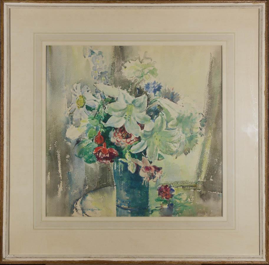 Eine sehr schöne Stilllebenstudie einer Vase mit Sommerblumen von der Künstlerin Marcella Smith. Wunderschön präsentiert in einem Washline-Passepartout und einem Rahmen mit Vintage-Effekt. Etikett der Lanham Art Gallery, St. Ives, auf der Rückseite.