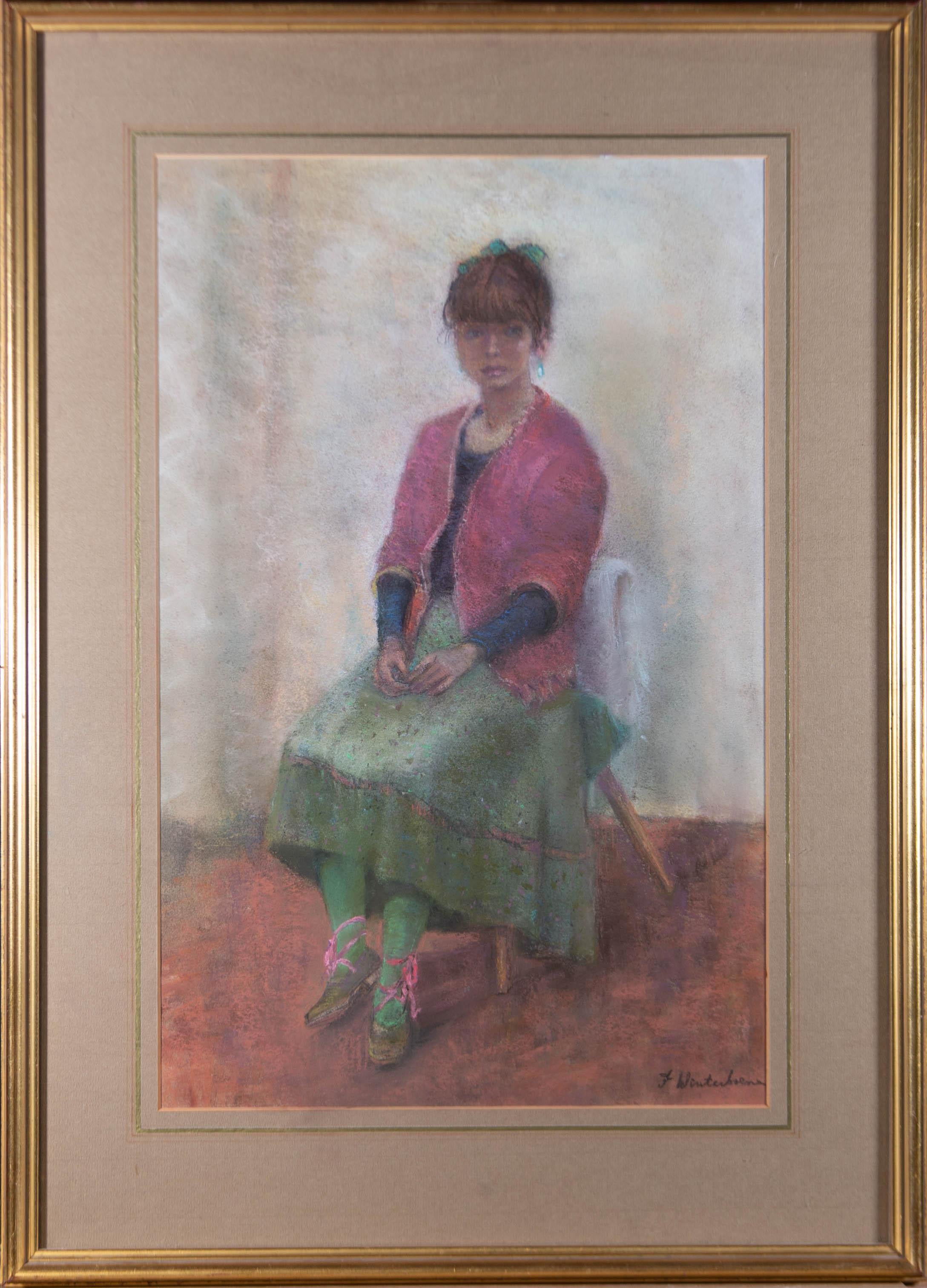 Ein sehr hübsches Porträt in einer wunderbaren Farbpalette, das ein junges Mädchen zeigt, das elegant auf einem Holzstuhl sitzt und die Hände in die Lampe hält. Sie trägt eine rosa Strickjacke, einen grünen Rock, eine grüne Strumpfhose und rosa