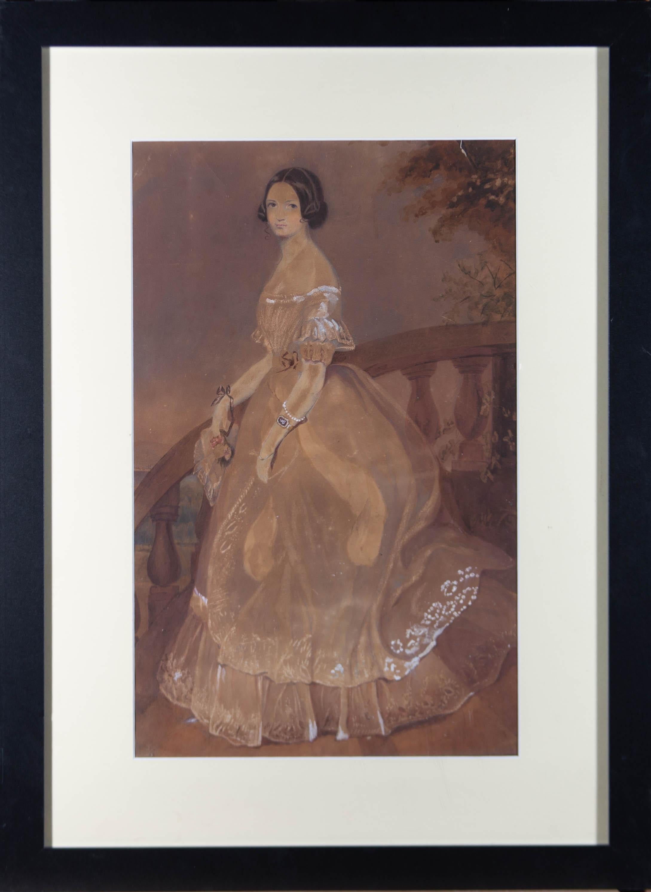 Ein feines Aquarell-Ganzkörperporträt einer schönen, jungen Debütantin in Ballkleid und Perlenschmuck. Die junge Frau geht eine geschwungene Steintreppe hinunter und stützt sich auf die Brüstung. Die Künstlerin hat eine ungewöhnliche Technik der