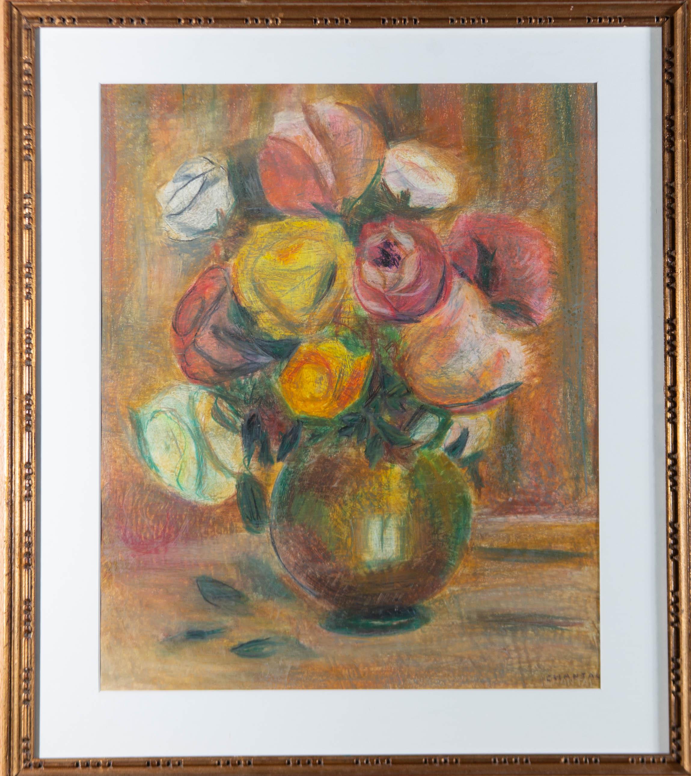 Des couches de pastels expressifs dépeignent une merveilleuse nature morte florale, pleine de teintes chaudes et d'une douce profondeur. L'œuvre est signée dans le coin inférieur droit, et est bien présentée dans un cadre en bois moulé et doré avec