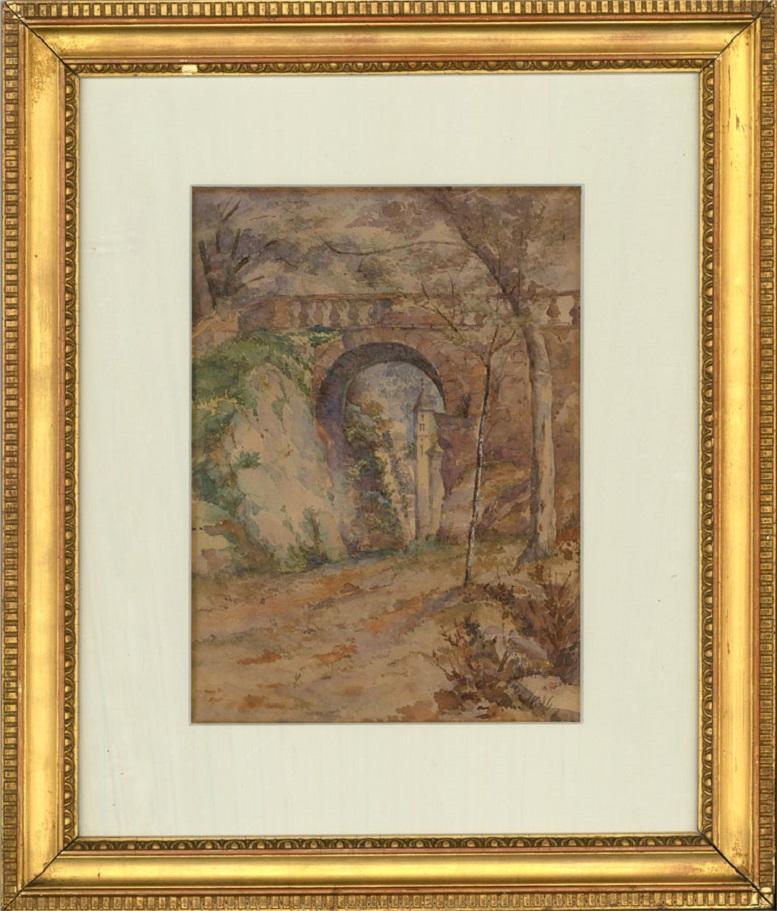 Una scena continentale che raffigura un viadotto con una torre visibile sotto l'arco. Presentato con una montatura bianca e una cornice in legno effetto dorato. Monogrammato e datato nell'angolo inferiore destro. Su carta acquerellata.
