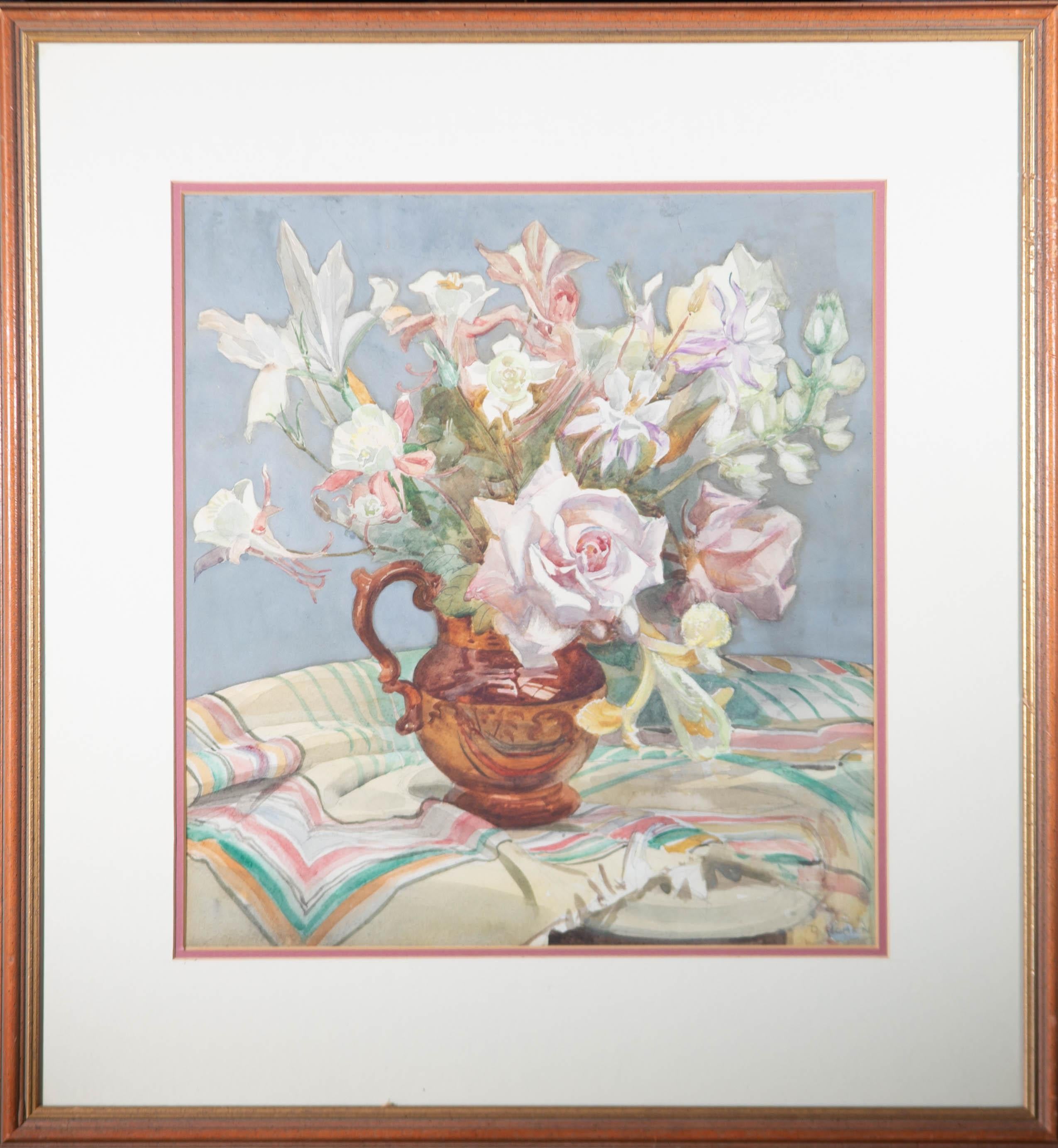 Ein schönes Aquarell mit Graphit von der britischen Künstlerin A. Dorothy Cohen, das ein Blumenstillleben darstellt. Signiert in der unteren rechten Ecke. Gut präsentiert in einem doppelten Passepartout und in einem gesprenkelten Holzrahmen mit