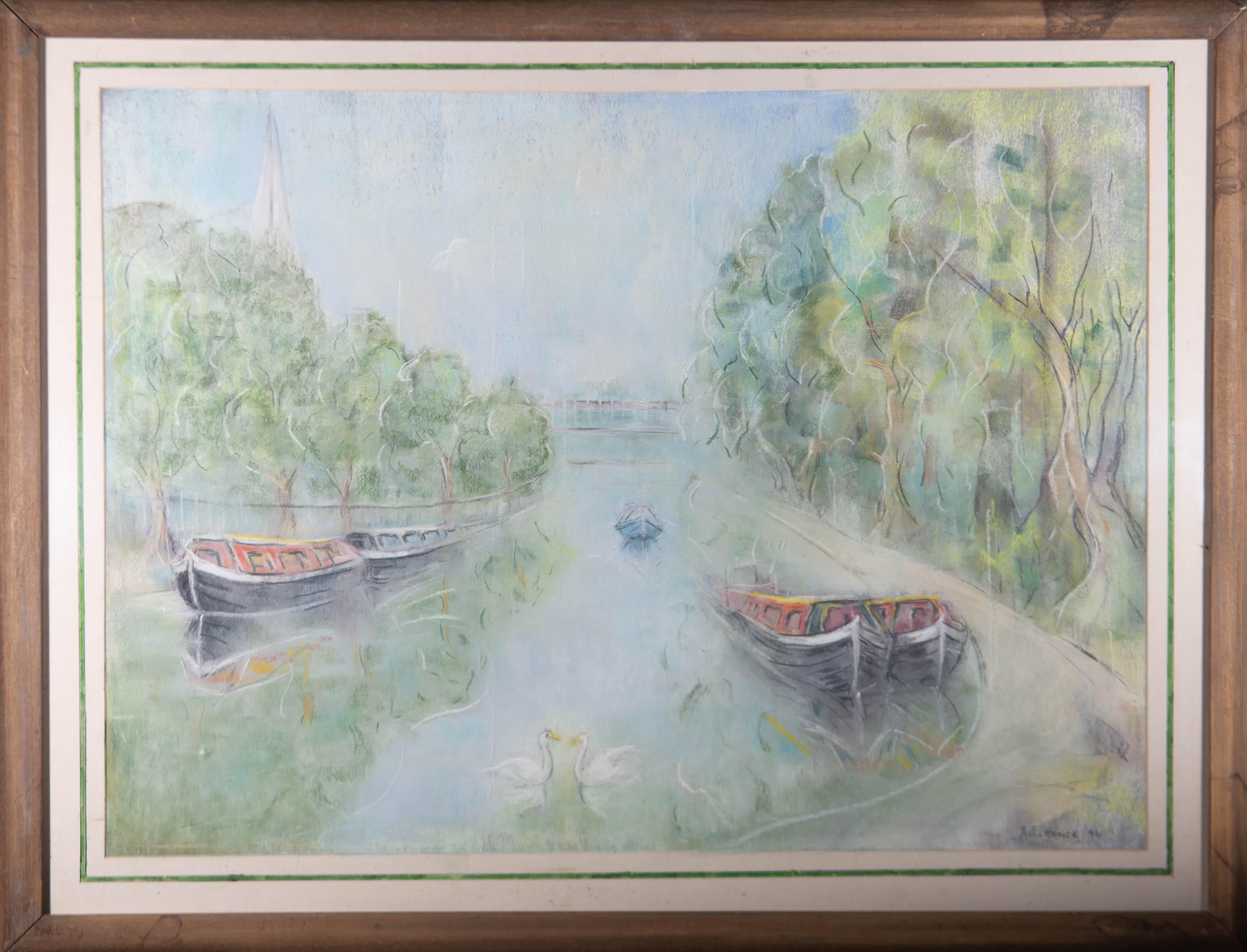 Eine hübsche Kanalszene in Pastell, die einen Kanal, von üppigem Grün gesäumte Ufer und an beiden Seiten vertäute Boote zeigt. Im Vordergrund balzt ein Schwanenpaar. Der Künstler hat in der rechten unteren Ecke signiert und datiert. Das Gemälde wird