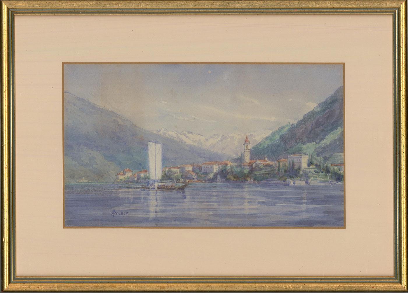 Vista de una ciudad lacustre en las montañas, posiblemente pintada durante los viajes del artista por Francia e Italia en la década de 1890. Se presenta acristalada en una montura beige y un marco de madera con efecto dorado envejecido. Firmado en