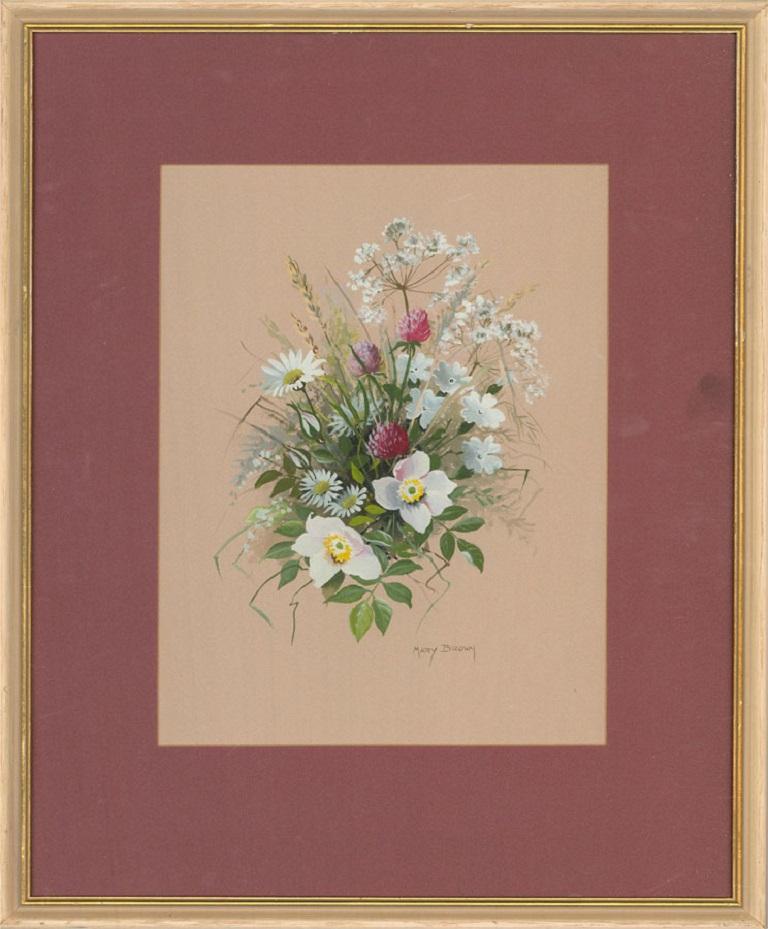 Ein feines und zartes Gouache-Gemälde mit Aquarell von der Künstlerin Mary Brown, das einen Strauß zierlicher Blumen darstellt. Signiert im unteren rechten Quadranten. Gut präsentiert in einem Passepartout und in einem cremefarbenen Rahmen mit