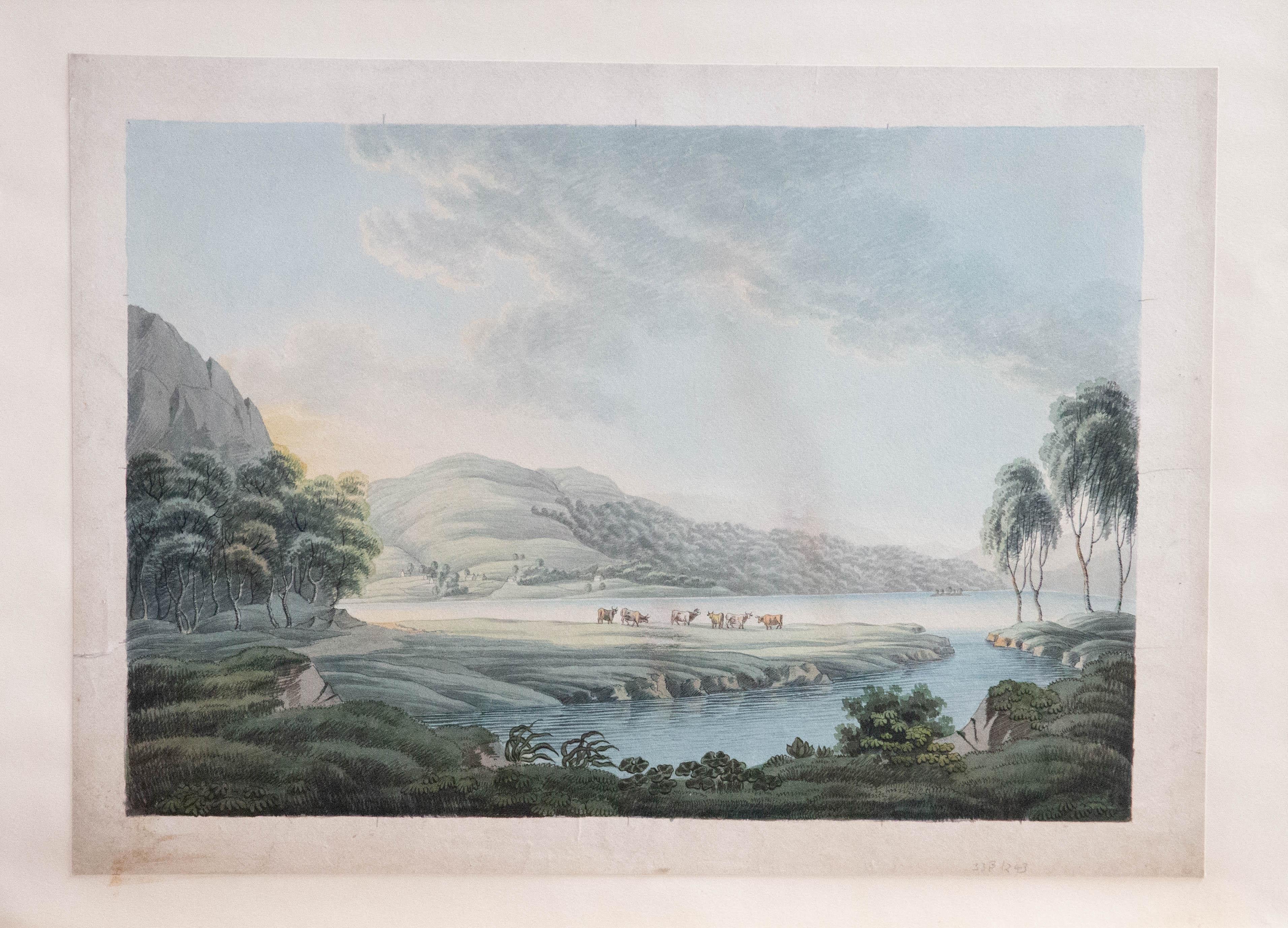 Ein feines traditionelles Aquarell aus dem späten 19. Jahrhundert mit feinen Feder- und Tuschedetails. Die Szene zeigt einen weitläufigen See, umgeben von sanften grünen Hügeln. Die Sonne scheint sanft hinter einem Felsvorsprung auf der linken Seite