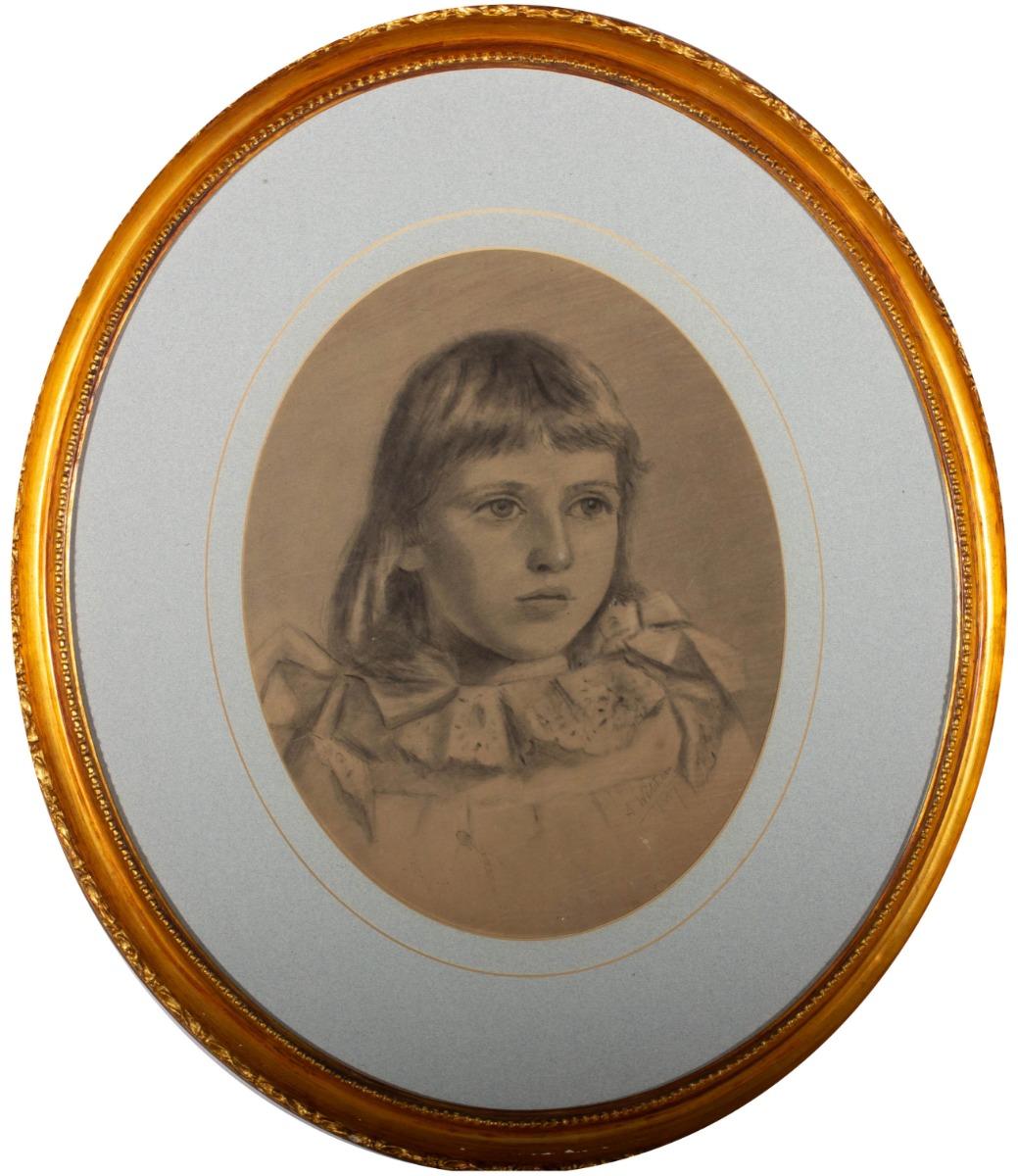 Un portrait au fusain d'un garçon. Présenté dans une double monture ovale bleue et un cadre ovale en bois à effet doré. Signé et daté dans le coin inférieur droit. On a tissé.
