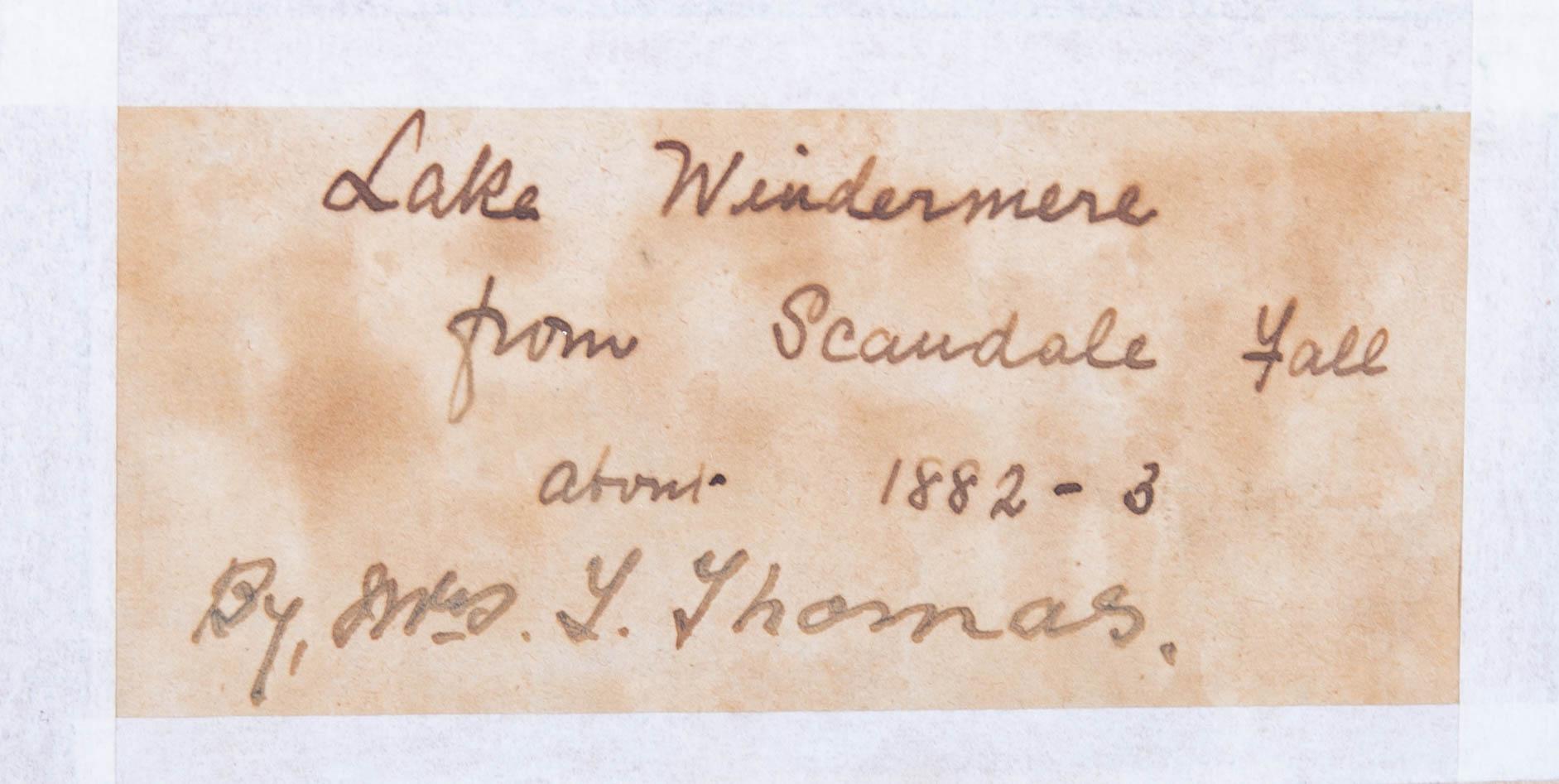 Un raffinato acquerello di Thomas Thomas che raffigura una veduta del lago Windermere. Firmato debolmente nel quadrante inferiore destro. Sul retro è presente un'etichetta con il nome dell'artista, il titolo e la data. Ben presentato in una