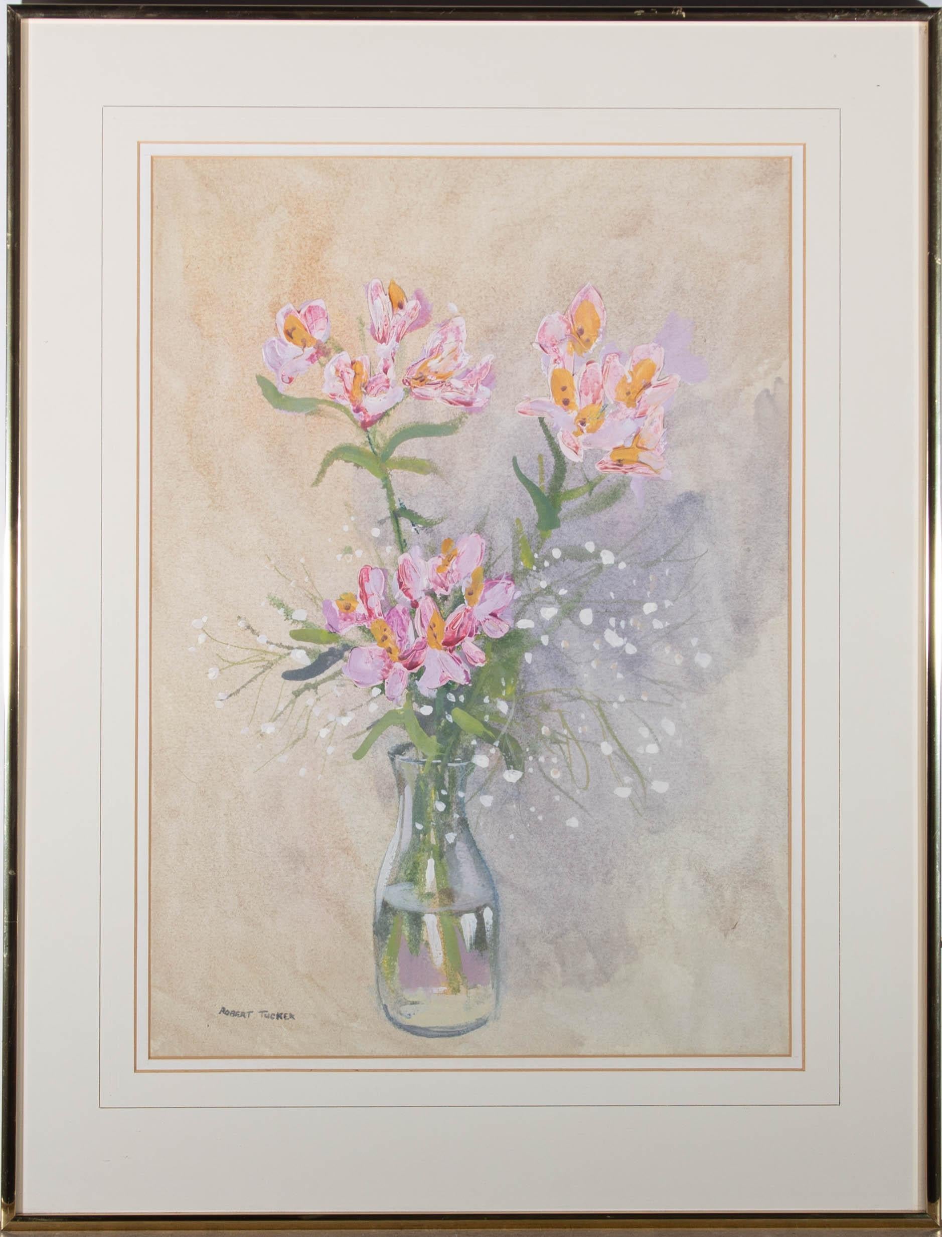 Eine zarte Studie von Freesien und weißen Blüten in einer Glasvase. Die Künstlerin hat Ölfarben mit einer Impasto-Technik auf einem Aquarellgrund verwendet, um strukturierte Blütenblätter zu schaffen. Signiert unten links. Präsentiert in einem