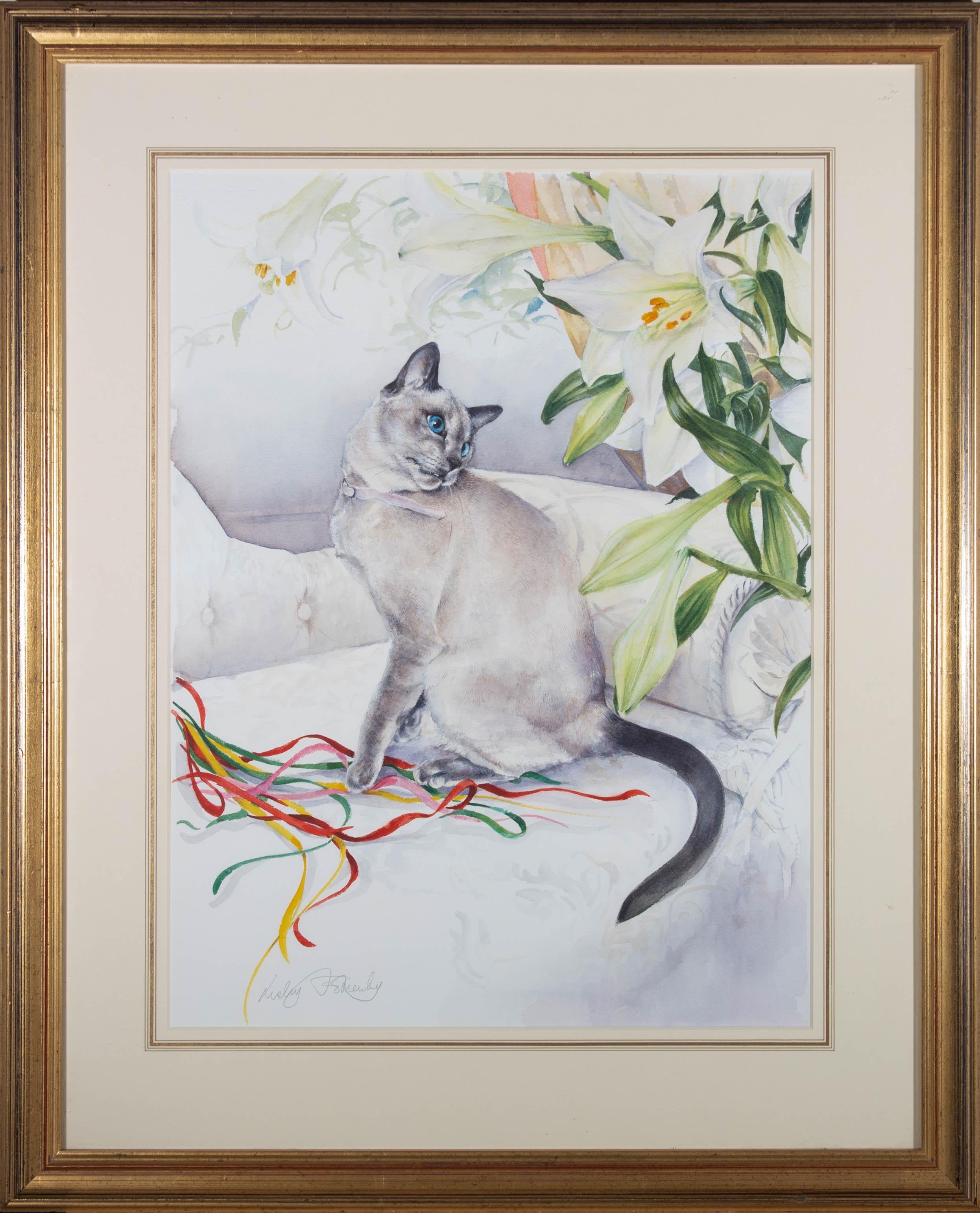 Une jolie aquarelle avec des détails à la gouache de l'artiste britannique Lesley Fotherby, représentant une scène d'intérieur avec un chat nommé "Fifi" jouant sur un canapé blanc. Signé dans le coin inférieur gauche. Bien présenté dans une monture
