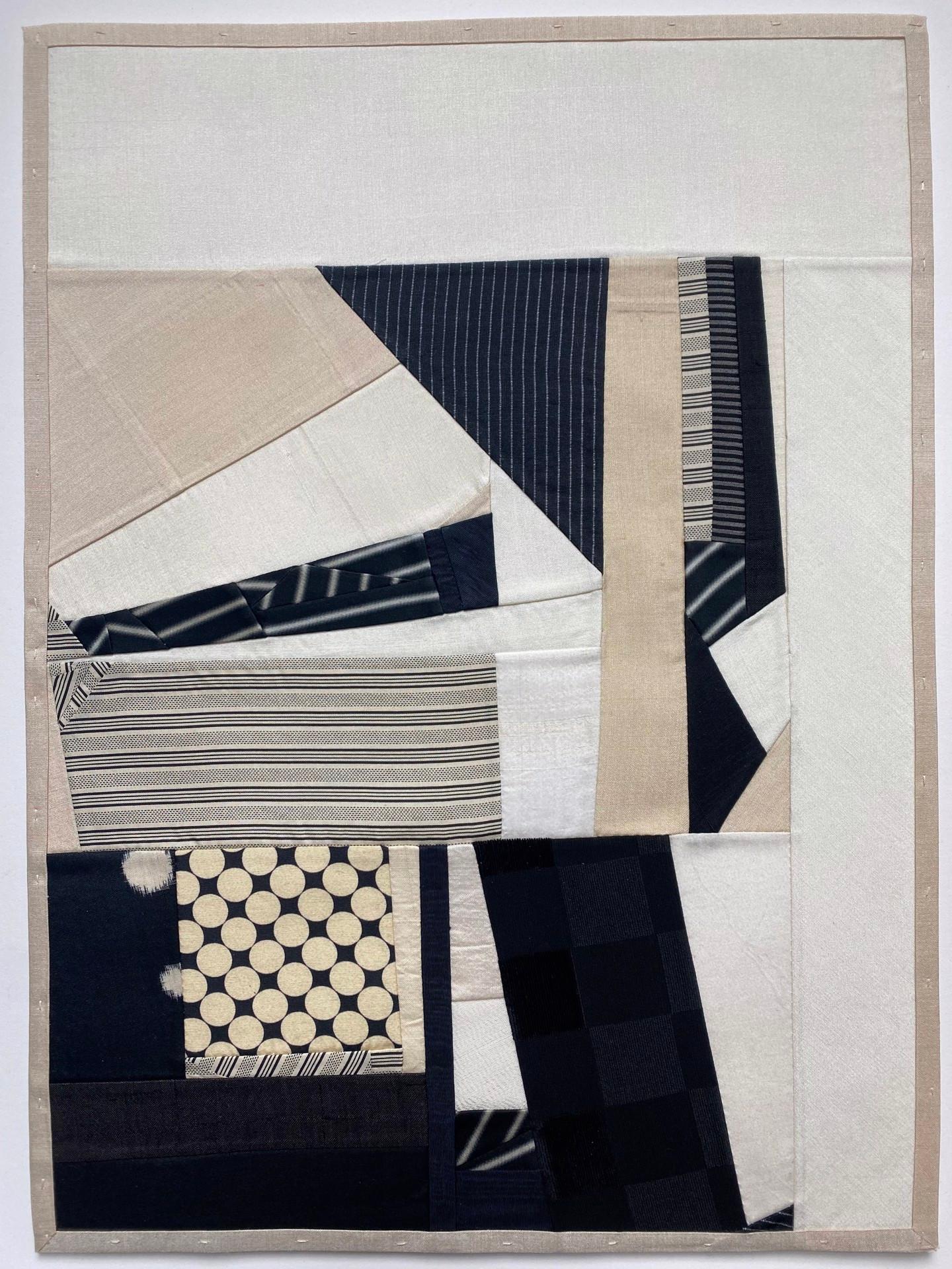Die Stoffcollagen von Debra Smith sind wie Ausschnitte aus zeitgenössischen Quilts. Sie recycelt Stoffe, wie z. B. das Seidenfutter antiker japanischer Kimonos, aus denen sie einen Großteil ihrer aktuellen Arbeiten fertigt. Die Seidenstoffe sind in