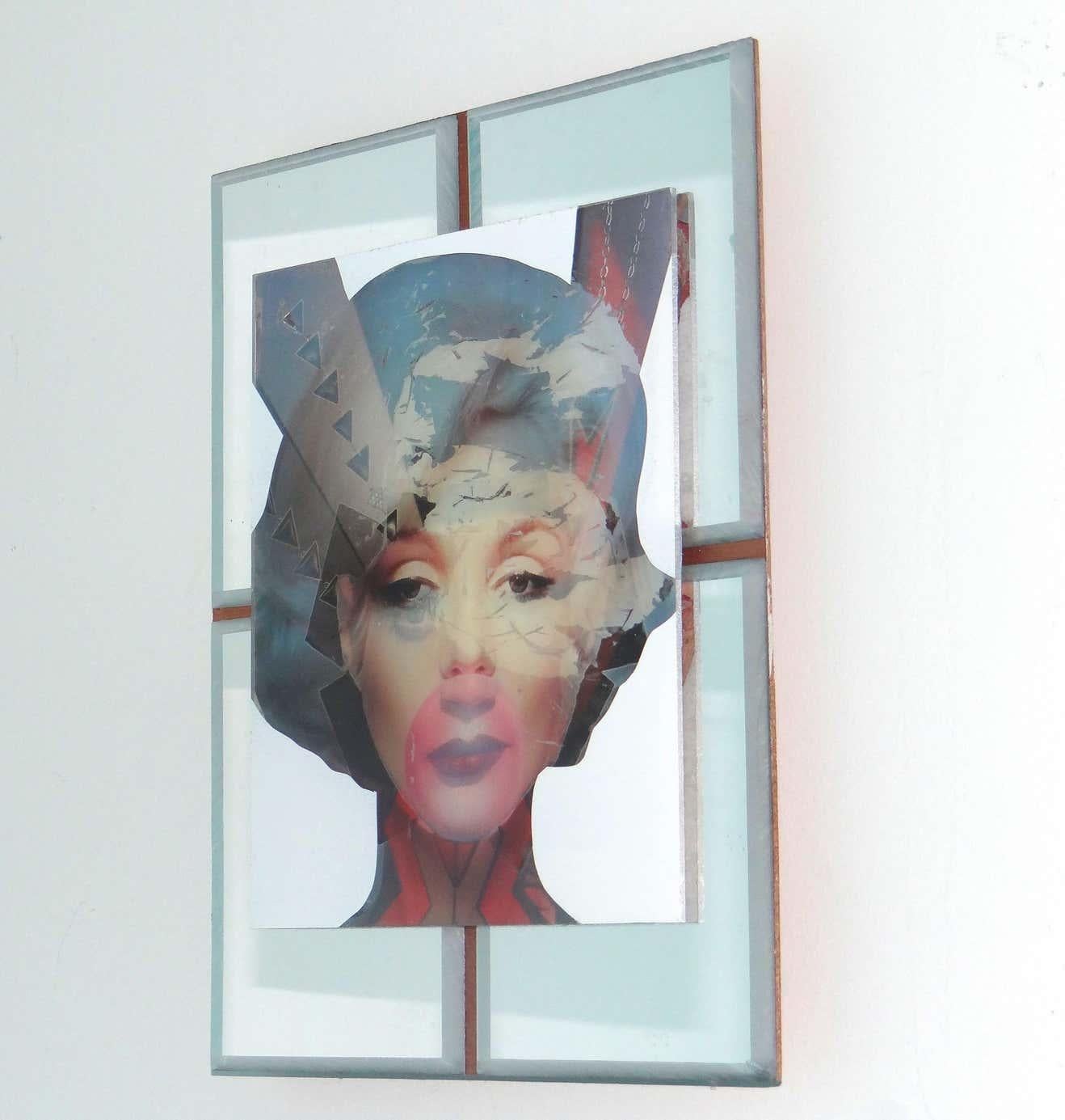 « Marilyn Monroe », image abstraite technique mixte sur bois avec incrustation de miroir - Moderne Art par Carlos Alejandro