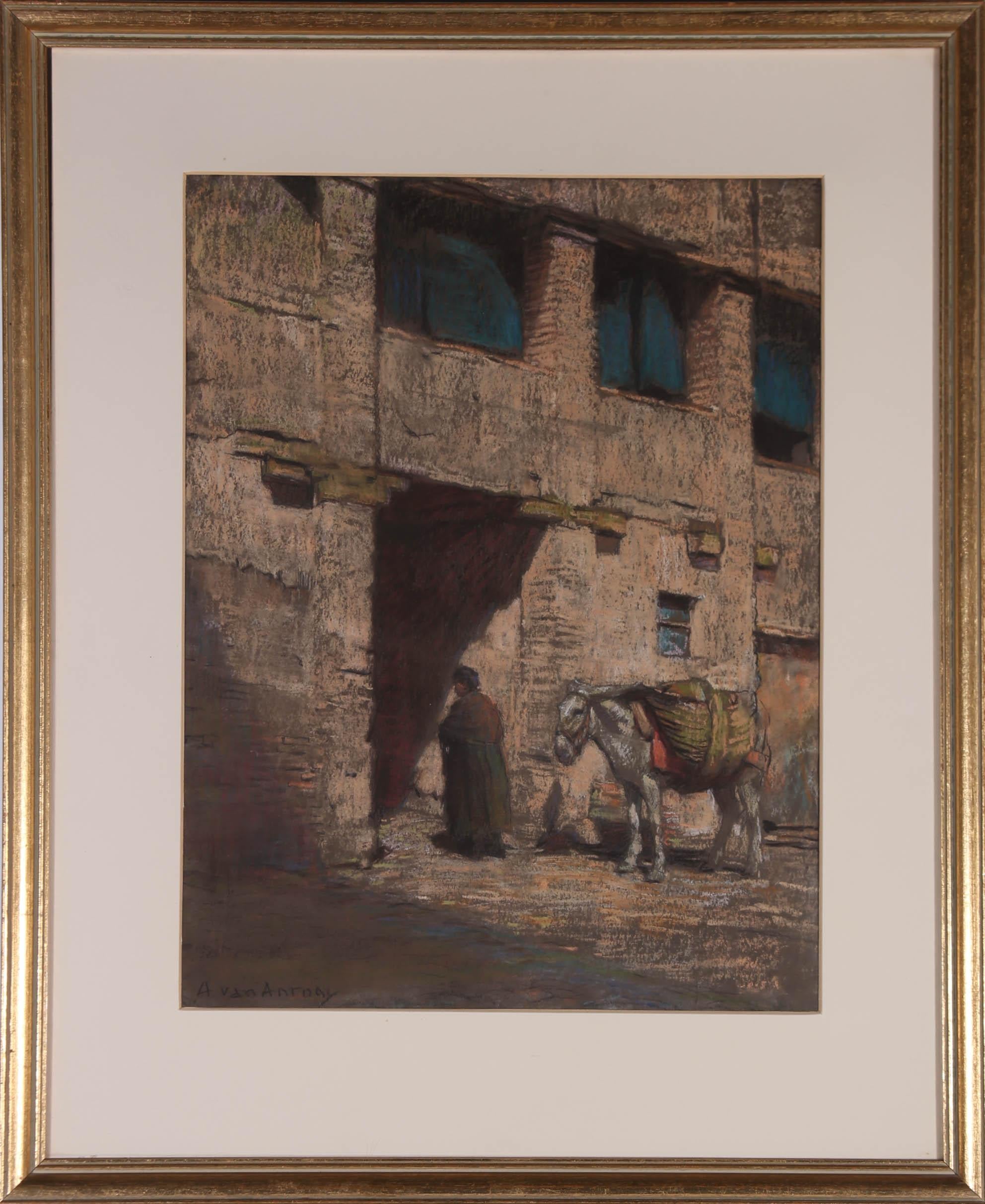 Cette étude au pastel du début du XXe siècle, réalisée par Anton Van Anrooy (1870-1949), représente une scène de ville du Moyen-Orient avec un paysan et sa fidèle mule se promenant dans les rues désertes. Le dessin est signé dans le coin inférieur