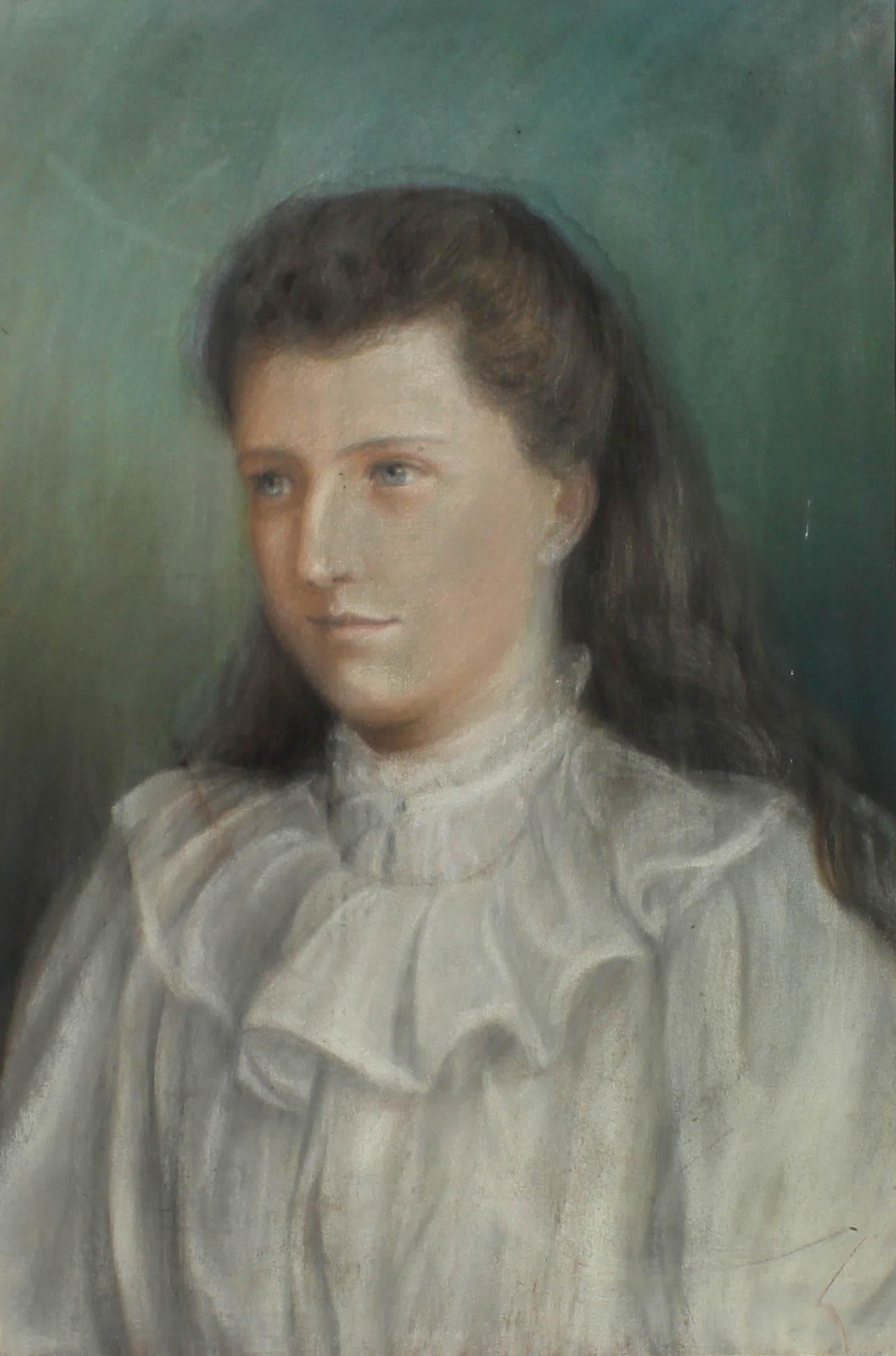 Ce portrait fascinant représente une jeune fille édouardienne sur un fond bleu. L'artiste a capturé les traits de son visage et ses longs cheveux bruns dans les moindres détails. Sa robe blanche à volants est un style typique des adolescentes de