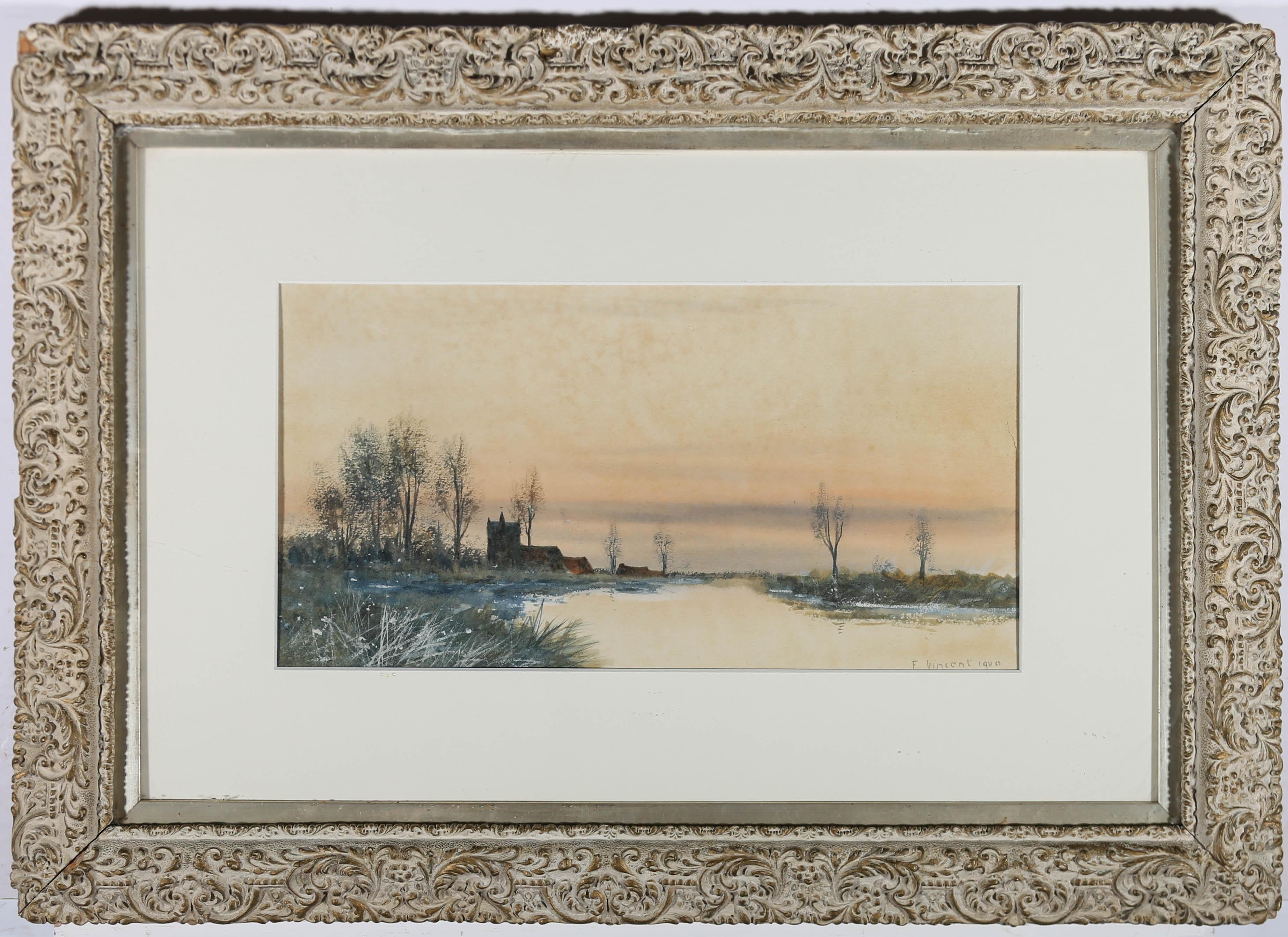 Un incantevole paesaggio ad acquerello dell'artista Vincent, che raffigura una chiesa in riva al fiume. Firmato e datato in basso a destra. Presentato in un'elaborata cornice shabby chic color crema, con modanatura decorativa e supporto in