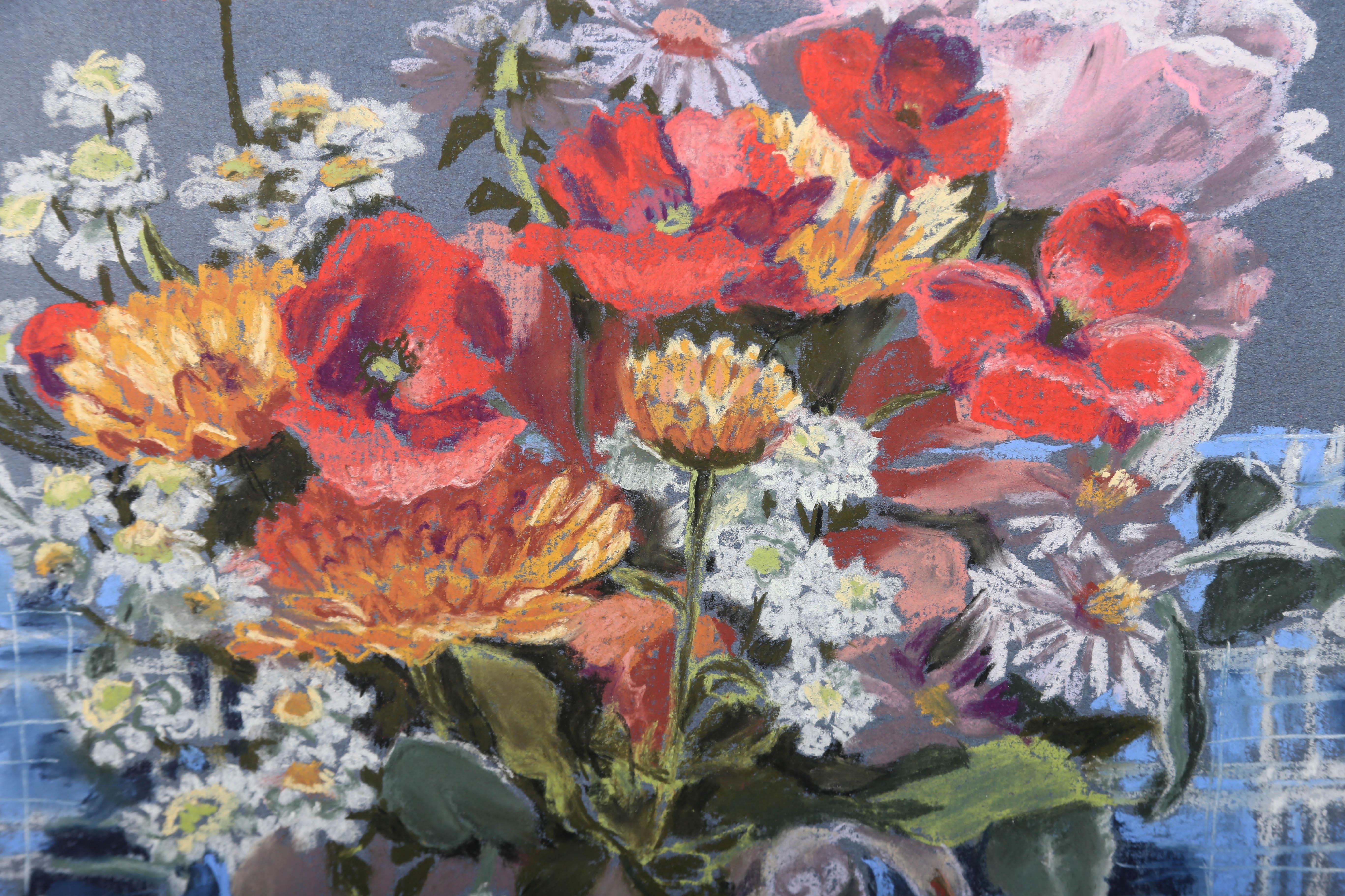 Pastellfarbene Sommerblumen auf blauem Karton von John Hopwood (1942-2015) im Angebot 3
