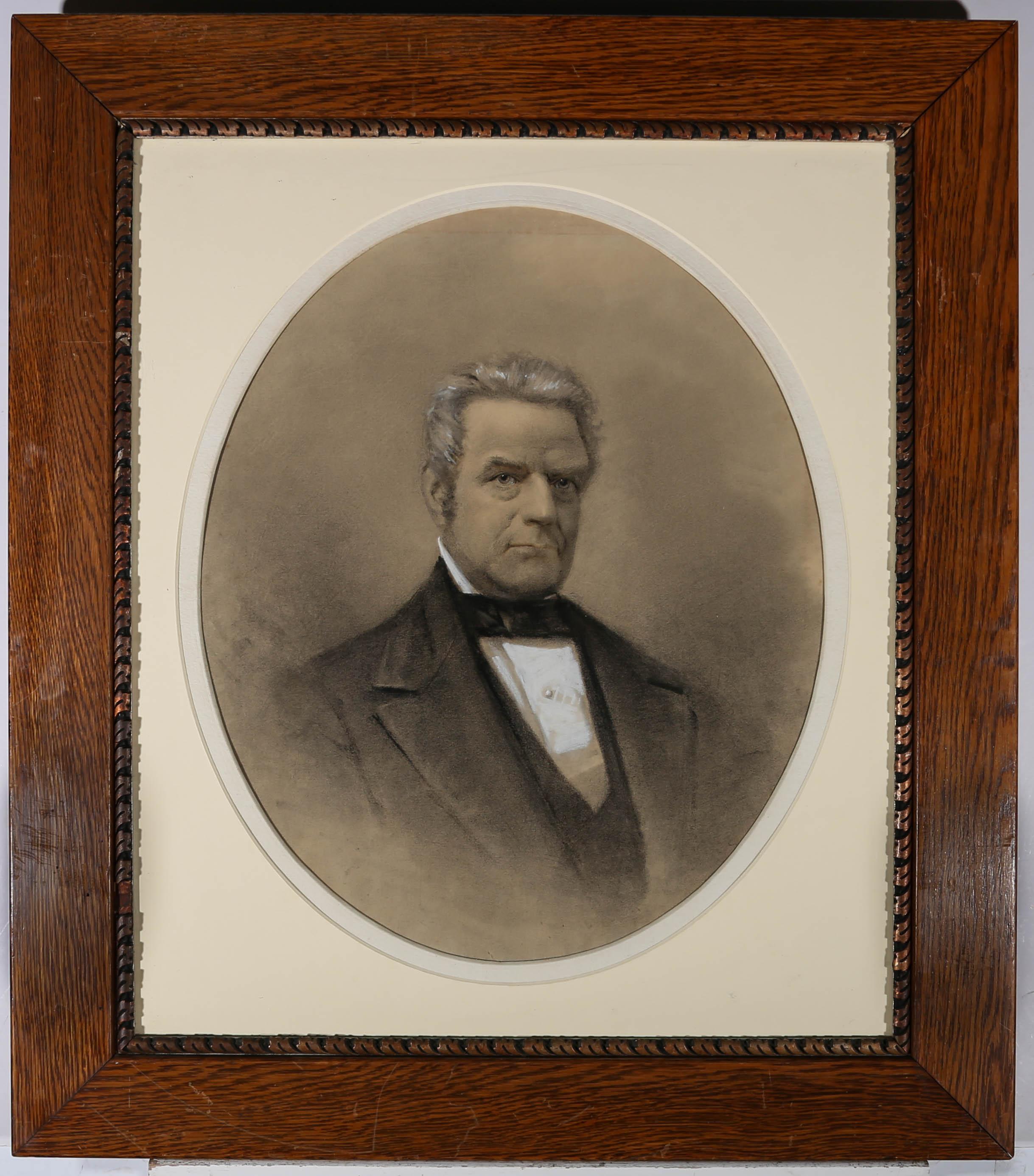 Dieses charmante Porträt zeigt einen Mann in feiner Kleidung, gezeichnet mit Kohle und Kreide. Das Label auf der Rückseite betitelt das Gemälde mit "Orlando Montague of Bridgton, Maine" und ist unter dem Passepartout signiert. Präsentiert in einem