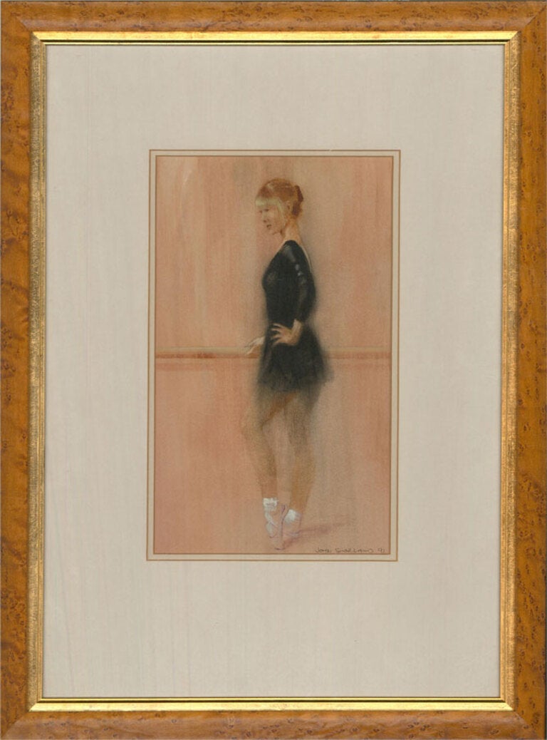 Ein fesselndes Gouache-Gemälde mit Aquarell des Künstlers John Scarland, das eine stehende Ballerina darstellt. Signiert und datiert in der rechten unteren Ecke. Auf der Rückseite befindet sich ein Label mit dem Namen und Titel des Künstlers. Gut