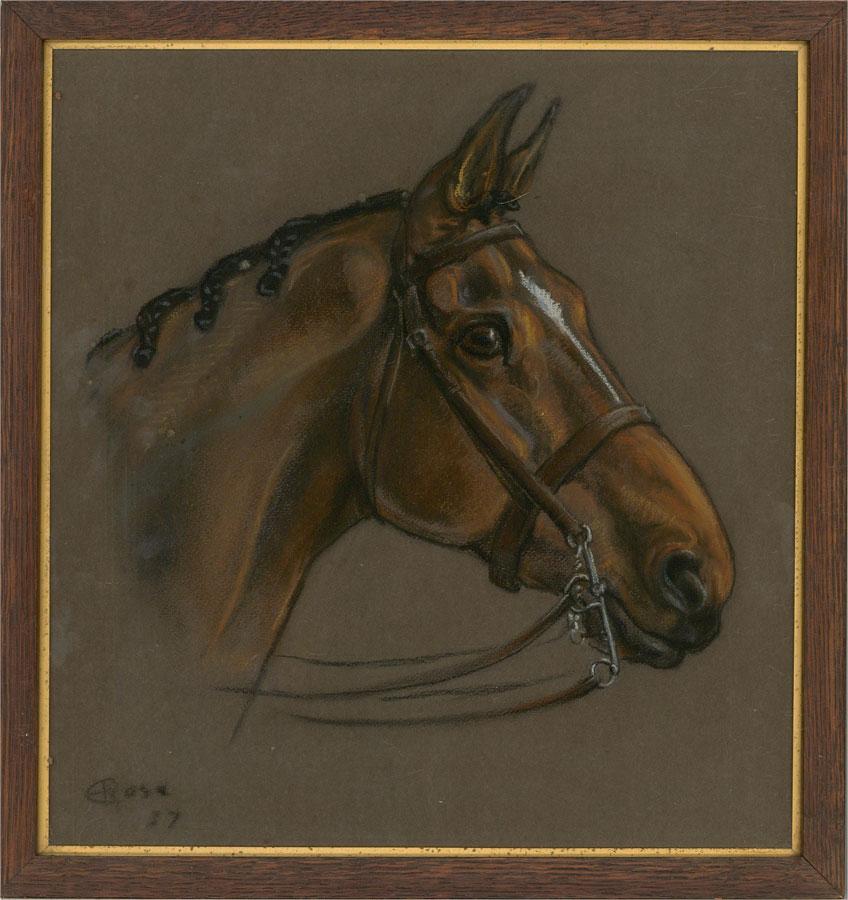 Ein auffallendes Pferdeporträt eines stattlichen Vollblutrennpferdes mit glänzendem Fell, das ein Zaumzeug mit geflochtener Mähne trägt. Der Künstler hat unten links signiert und datiert. Das Porträt befindet sich in einem schönen Eichenrahmen mit